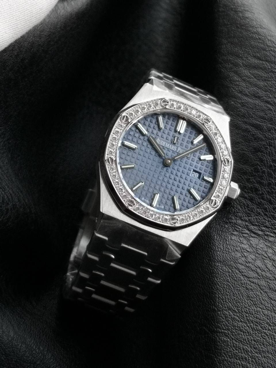 🚀爱彼皇家橡树系列 67651OR 女士石英腕表，卓越与经典的结合。一款象征奢华与工艺巅峰的经典手表。这款手表不仅仅是计时工具，更是一件艺术品。💯 纹理独特：表盘上镌刻有“grandetapisserie”大格纹装饰，这种格纹纹理细腻、规整且富有立体感，犹如精心编织的织物一般，为表盘增添了独特的视觉效果和艺术气息。 表径为33MM，这个尺寸对于女士腕表来说较为适中，既不会显得过于小巧而缺乏存在感，也不会因为过大而影响佩戴的舒适性和美观度，能够很好地贴合女性的手腕。 表壳厚度为7毫米，整体较为纤薄，使腕表佩戴起来更加轻盈，不会给手腕带来过多的负担。