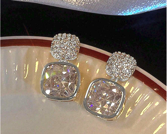 Gilded Glimmer Drops