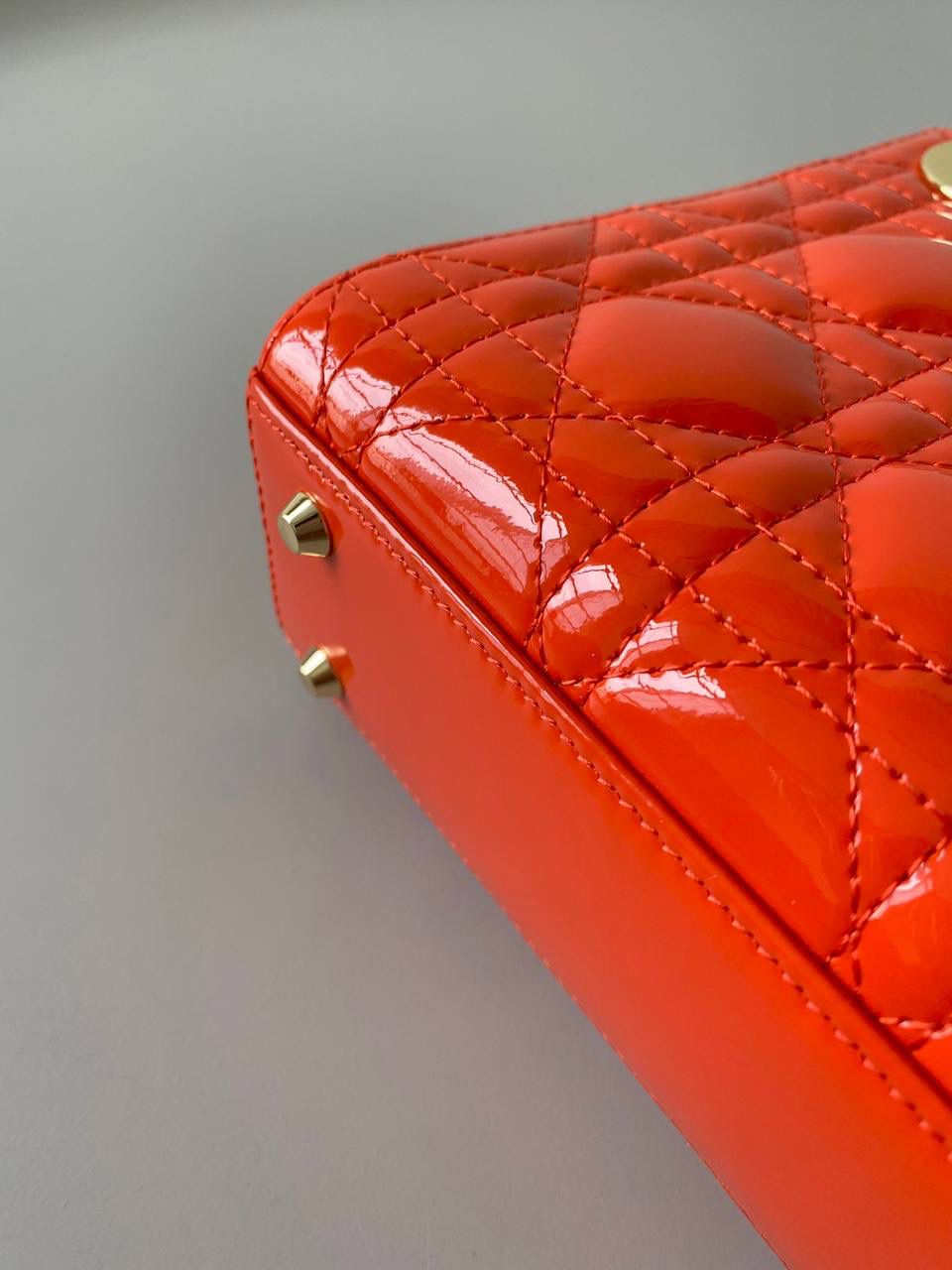 🈶亮橙色🧡𝗗𝗶𝗼𝗿 𝗟𝗮𝗱𝘆三格，漆皮 谁能抗拒这季高饱和度色彩的颜色 明亮又显白，看着心情就很好 夏天用简直不要太合适，乖到炸了 17×15×7cm