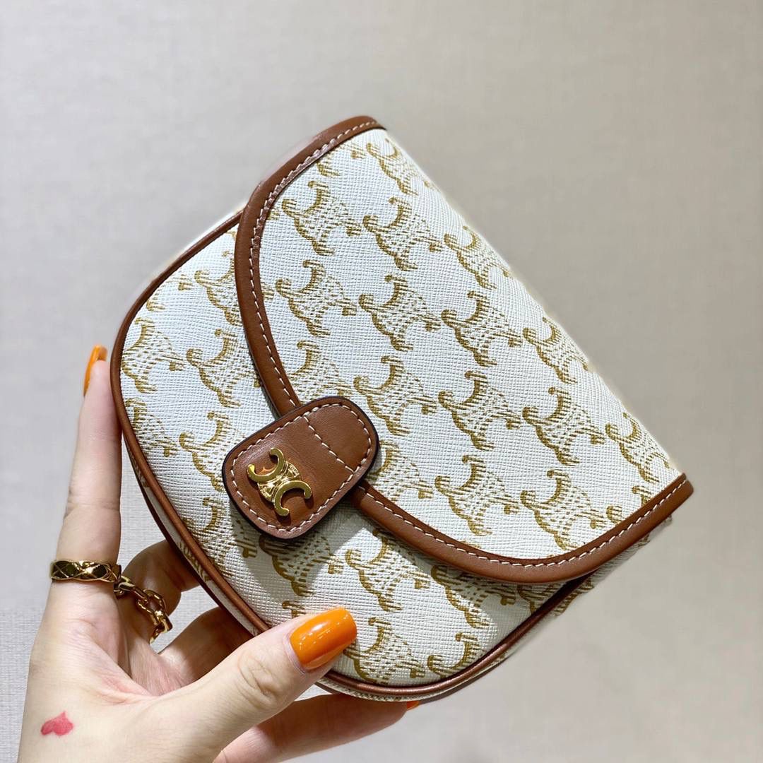 🔥大货实拍图 𝗖𝗘𝗟𝗜𝗡𝗘 ♥ 𝗧𝗥𝗜𝗢𝗠𝗣𝗛𝗘 𝗖𝗔𝗡𝗩𝗔𝗦 𝗕𝗘𝗦𝗔𝗖𝗘 嗨～复古老花yyds新草报道～圆滚滚的小马鞍很是讨喜🤩～ 型号：196702 尺寸：15*11*4cm