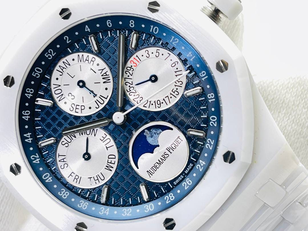 市场最高版本 顶级复刻 爱.彼皇家橡树系列腕表（陶瓷特别款腕表）🚀💯 1⃣️精彩亮点：在“Grande Tapisserie”大格纹装饰表盘上，日期、星期、月份、月相，和四个眼睛的位置与原装同步，（区别普通版本四个眼镜紧缩在一起）并以真实的月球图像显示天文精确月相，形成鲜明对比！ 2⃣️直径41毫米，厚度10.5毫米（区别市面普通版本14毫米） 3⃣️搭载定制版复刻一体机5134自动上链机芯！所有功能真实可用，所有功能真实可用，更薄 更像 ！