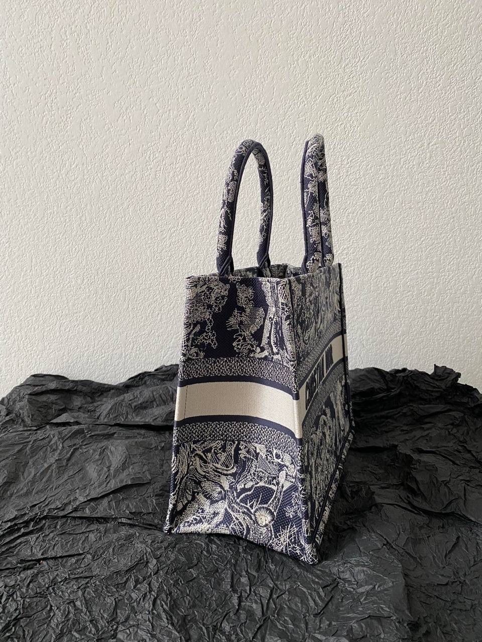 🈶黑白老虎，中号 𝗖𝗗 𝗕𝗼𝗼𝗸 𝘁𝗼𝘁𝗲丛林系列购物袋 全手工立体刺绣 凹凸有致 浓厚的复古艺术气息简直是行走的艺术品 超大容量更是吹爆它 🔥🤩 特别适合想把整个家带出门的姑娘 妈咪袋 公文包 旅行出游好帮手 时髦精凹造型必须拥有 36×27×16cm