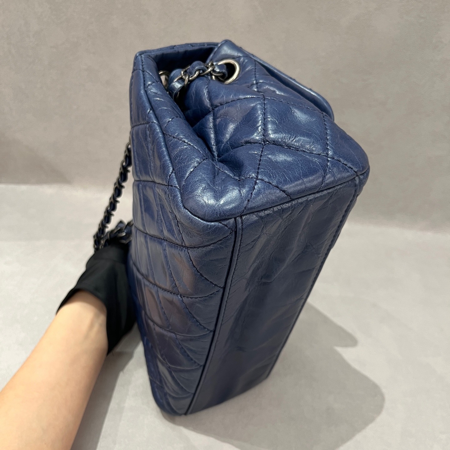 【預訂貨品】Chanel 15C油蠟皮深藍色斜孭袋