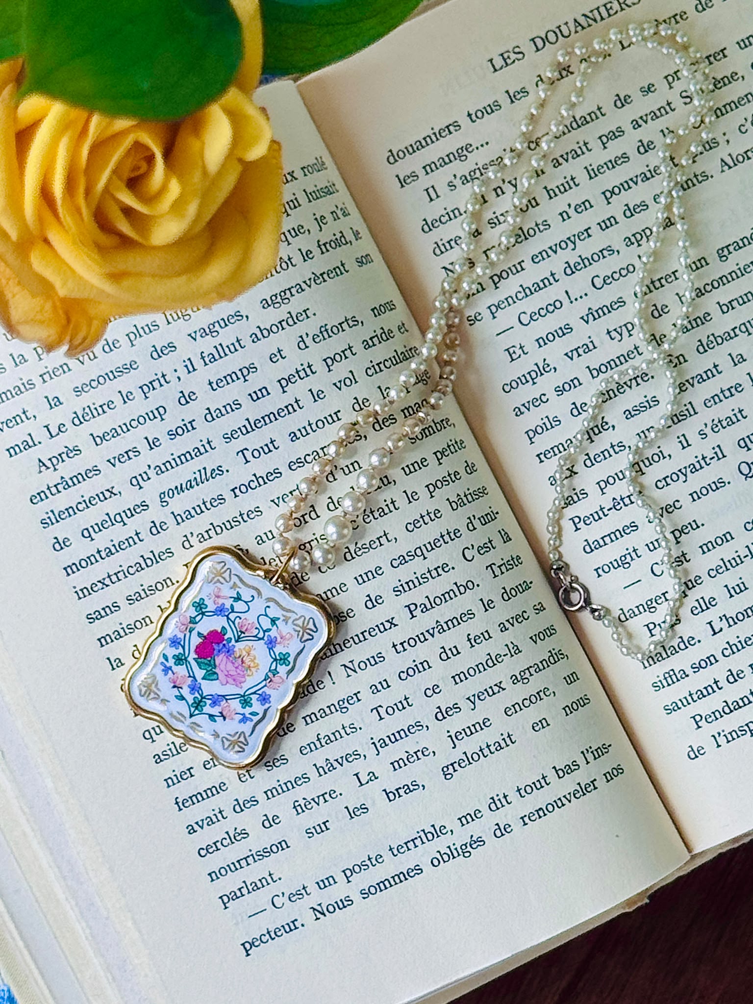 Vintage Eastern European Porcelain Pendant on Graduating Glass Pearl Necklace(NZ111)