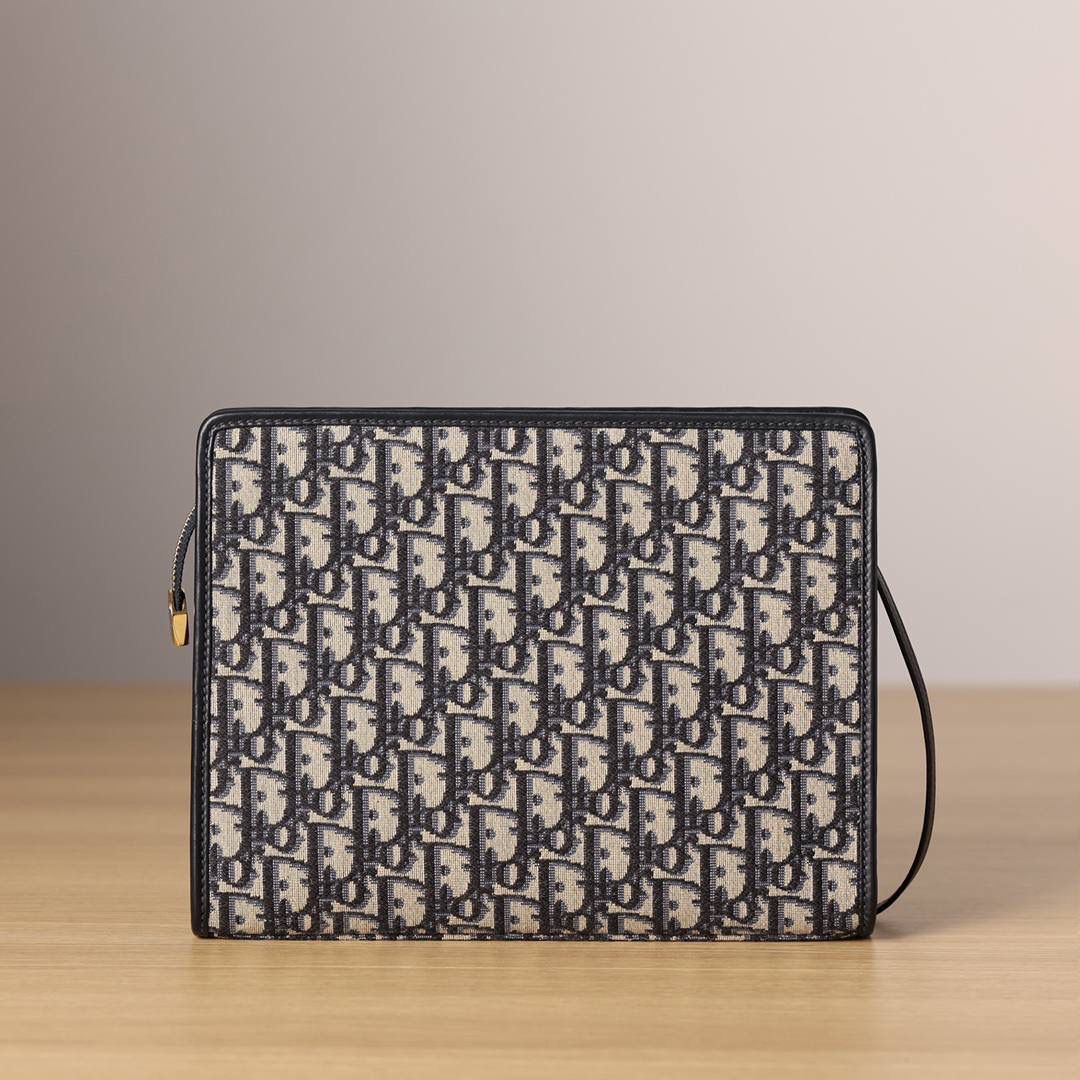 30 Montaigne 手拿包👜✨ 蓝色 Obliaue 印花 独家渠道货 独家原厂皮全网最高性价比最硬货🔥 中号 30 Montaigne 手拿包 宽敞的内部隔层可收纳各种日常用品，🉑作为手拿包使用，也可放入Book Tote 手袋中。正面饰以CD 标志 ✅拉链开合 ✅1个内侧隔层 ✅1个内部贴袋 ✅配整套包装🎀🤟🏻 尺寸：26×20× 5.5厘米