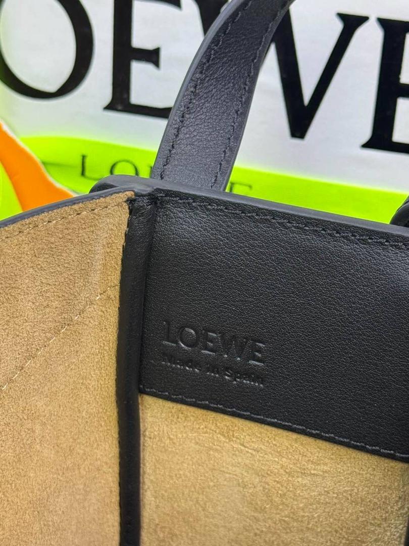 🎈新款吊床𝗛𝗮𝗺𝗺𝗼𝗰𝗸 𝗦𝗹𝗶𝗰𝗲 ——【黑色到货‼️】 尺寸：𝟮𝟭-𝟮𝟱-𝟭𝟬𝗰𝗺 编码：652407 吊床𝗛𝗮𝗺𝗺𝗼𝗰𝗸家族迎来新成员—𝗛𝗮𝗺𝗺𝗼𝗰𝗸 𝗦𝗹𝗶𝗰𝗲，新作采用细腻柔软的亮面小牛皮制作而成，重新以纤巧比例焕新演变成新造型。搭配可拆卸可调节长肩带，灵活实现多功能背法及百变风格。