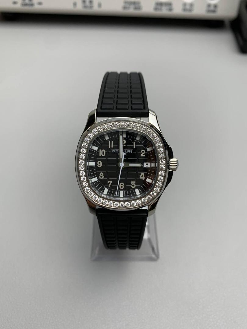 百达翡丽 5067A 手雷 石英女表 ——PPF继续购入原装PP--5067A腕表，独立拆解开模。完美还原PATEK PHILIPPE--5067A全系列石英腕表，带来全网最佳的复刻产品和极致体验。 【表带 扣】 1.采用与原装一致的天然复合橡胶（Tropical）材质，经久耐磨，可抵抗海水侵蚀和紫外线辐射。 2.完美克隆Aquanaut最新表扣，即使在非常细小的拐角处上也做有倒角润饰，确保还原正品般的舒适感。 【表壳】 1.腕表尺寸35.6X7.7mm 圆润的八角形表壳与原装一致，保持着复古的造型和精湛的打磨。 2.旋入式把头设计和实心底盖吻合与原版 3.表圈镶嵌46颗顶级施华洛世奇水晶（共计1克拉） 【机芯】 瑞士石英机芯改PPCal.E23-250芯。走时稳定，续航持久，性价比超高。