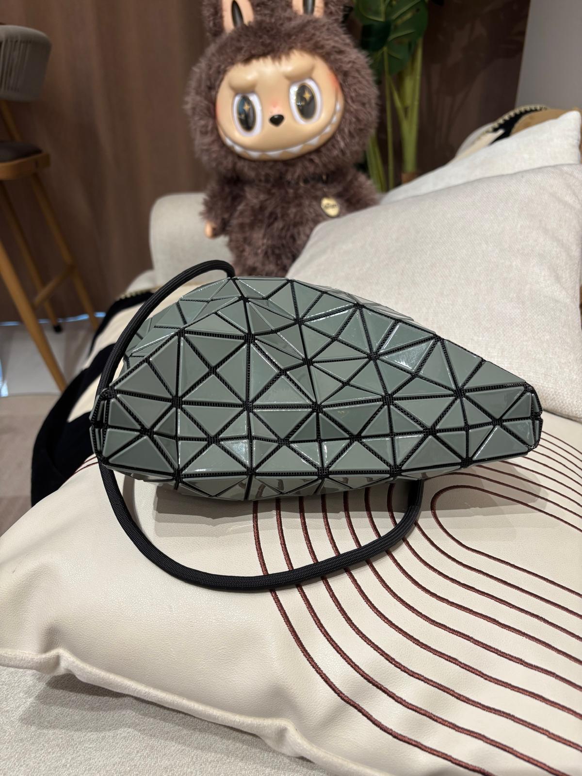 Issey Miyake Bao Bao Crossbody Bag 100%Authentic, 98%New ✅Dust bag