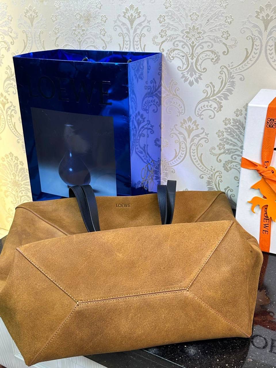 【王一博同款】 *𝐏𝐮𝐳𝐳𝐥𝐞 𝐅𝐨𝐥𝐝折叠手袋👜* ——全新【𝗡𝗘𝗪】升级‼️ 延续经典𝙋𝙪𝙯𝙯𝙡𝙚的标志性几何裁剪设计，新晋顶流🅰️𝙋𝙪𝙯𝙯𝙡𝙚 𝙁𝙤𝙡𝙚 𝙏𝙤𝙩𝙚以折纸包为灵感，升级成🉑完全折叠‼️的结构，立体与平面任意切换，出差旅行🧳必备单品。此特大号版本采用压制绒面革制成，轻且柔软。🉑肩背或手提✅ 尺寸：𝟒𝟐-𝟏𝟖-𝟒𝟏𝐜𝐦 款号：052321