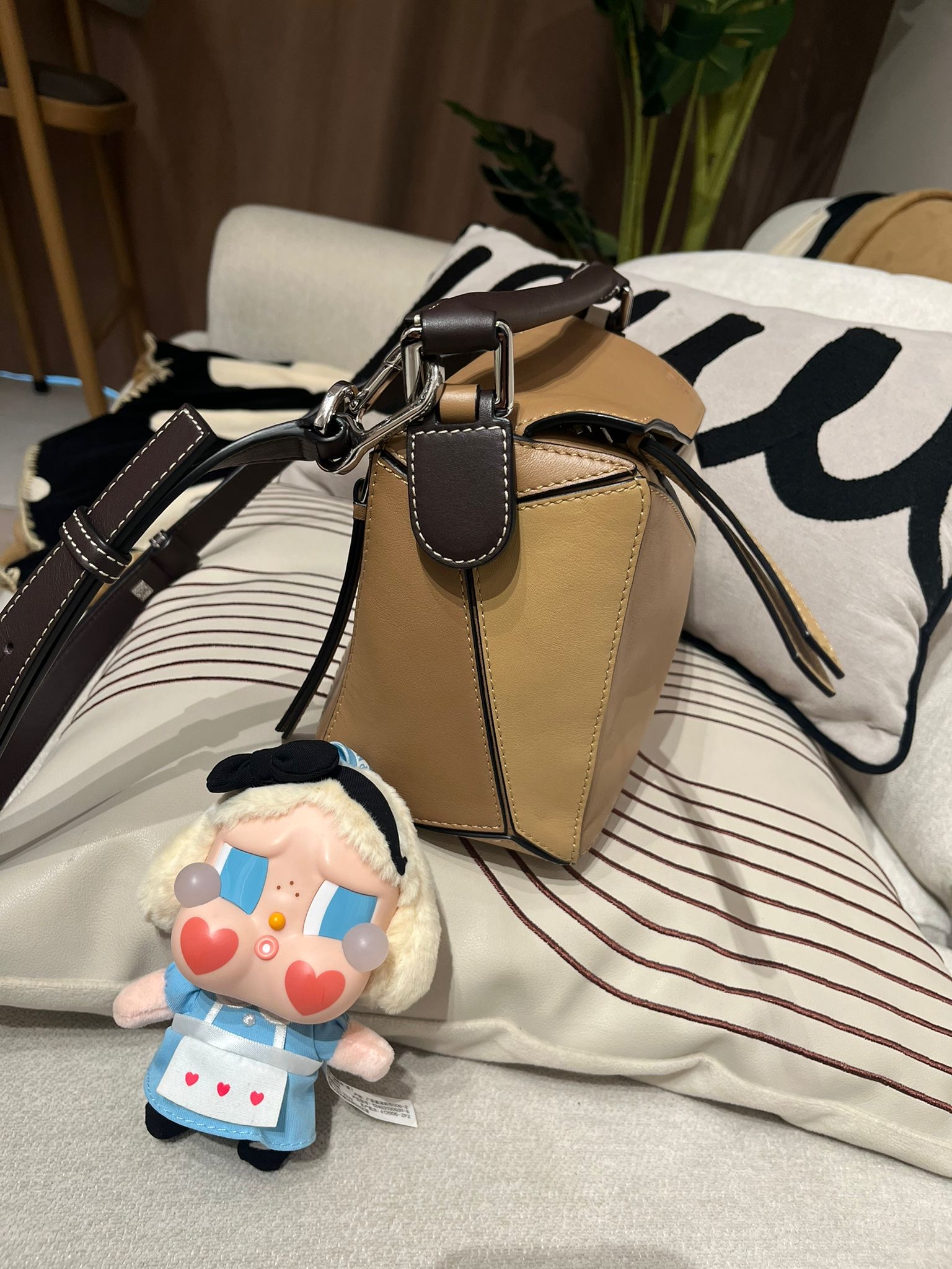 Loewe puzzle small calfskin  100%Authentic ,95%new  ✅ booklet ✅dust bag