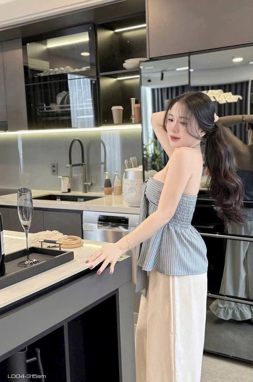 條紋蝴蝶結露肩上衣搭配寬褲兩件套