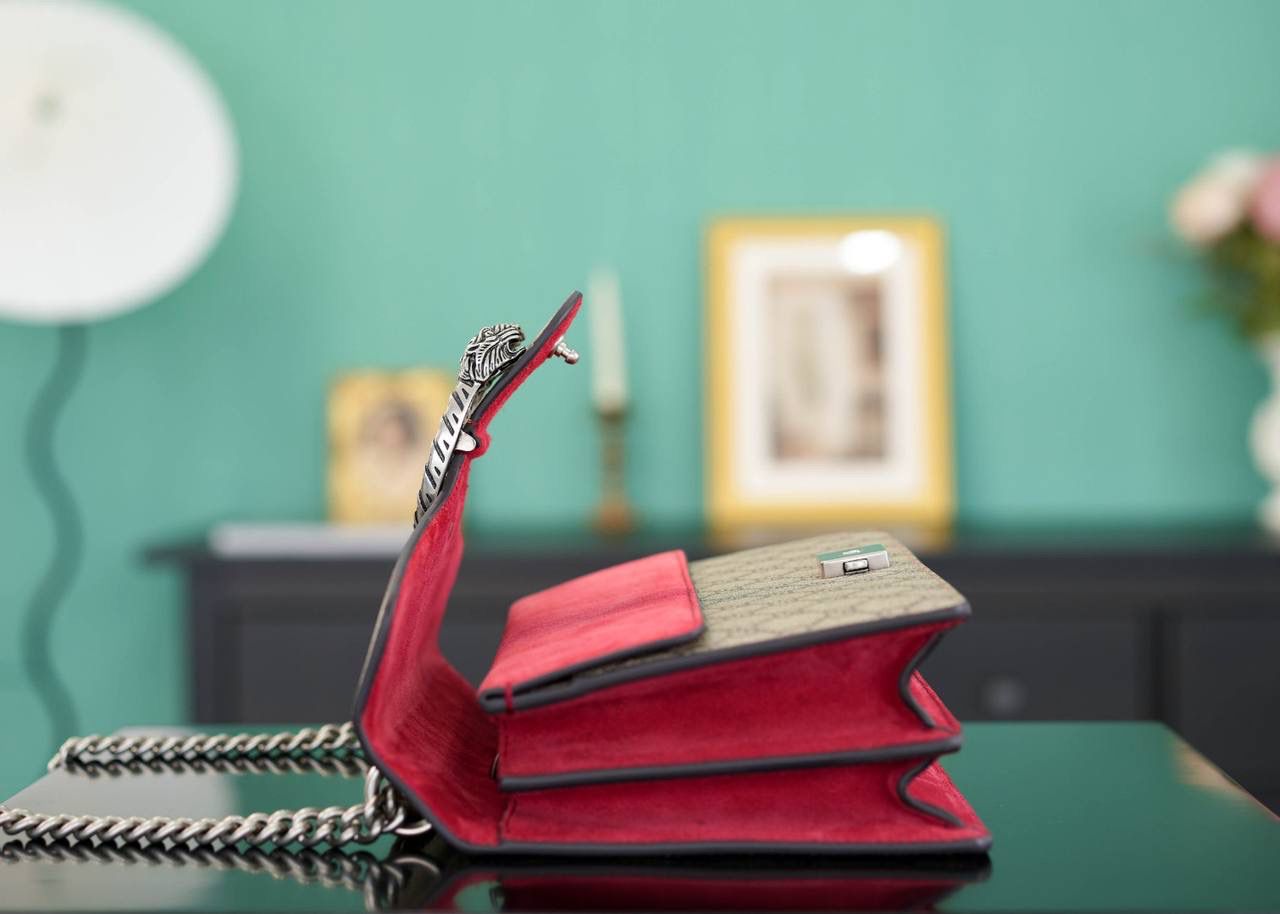 🥯GG Dionysus系列小号手袋酒神 老花红 28cm GG家入门级小包推荐，酒神里面的经典基础款 经典酒神扣搭配原厂小牛皮 出镜率非常高 简直是穿搭利器 官方款号 476432 尺寸迷你：16.5x10x4cm 尺寸小号：28x17x9cm