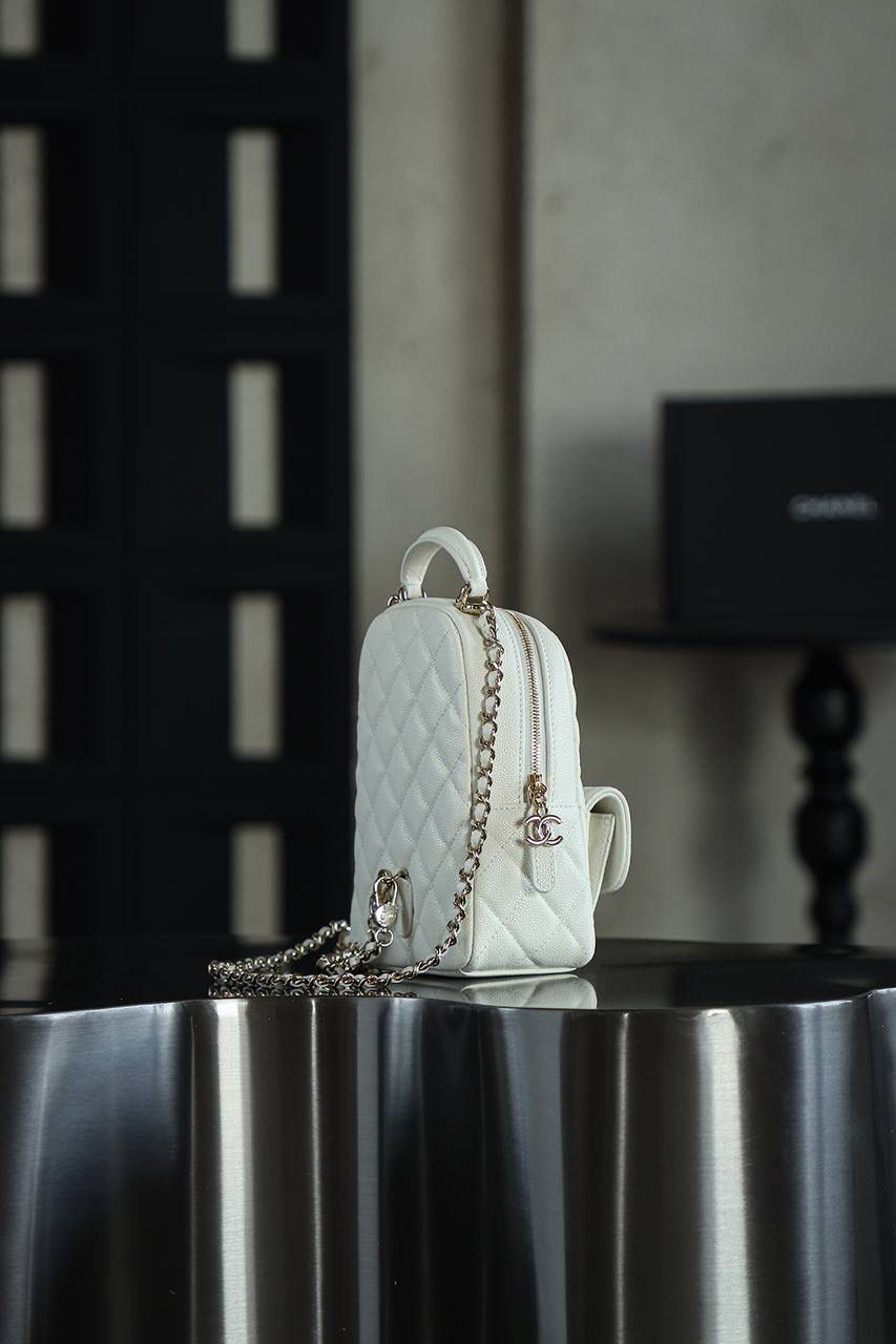 24C迷你書包鑒定版 👜 一包一碼 支持全球鑒定查驗身份證原廠專G Haas皮料過關清單資料可査詢 Chane*25C迷你雙肩背包 雖然小 但非常實用能雙肩能單肩小書包 五金：全鋼金扣 皮料：Haas中球牛皮 尺寸：18*13*9cm