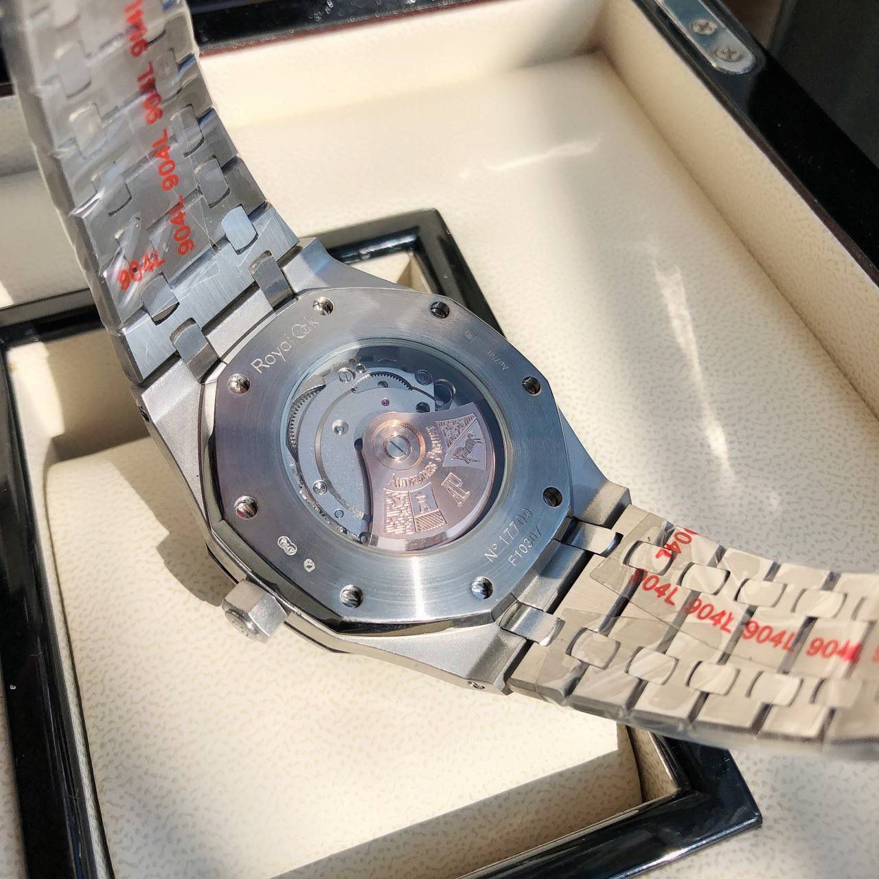 爱彼皇家橡树 型号152070R.00.12400R.01——震撼上线：剔除机芯甲板多余部分，使之变得更加镂空——成就钢表巅峰—— 实力演绎 卫冕“钢”王！ 【6大精妙之处】 1.正品拆解开模，尺寸为41X10.4毫米与正品一致！ 2.完美还原正品表壳的每一处细节，尽显正品“棱角分明 坚毅果敢”的阳刚气质。 3.钢带的做工无可挑剔，比市面上任何钢带表做工均要更上一层楼，钢带头粒和表头衔接的“缓冲带”的松紧程度与正品一模一样。 4.字面采用VS1.2 天然真钻 权威国检机构出具GTC真钻证书 5.自动陀的与原装致敬，是市面唯一做到颜色于原装一致的版本（市面一般版本均偏红）其上的ap族徽雕刻独一无二。6.打破夹板概念，采用进口机芯改爱彼CAL.4302一体机！更稳定，更优秀，更真实。 7.表盘的“饼干纹理”立体饱满，精神抖擞！绝非普通小厂一般失魂落魄。 体验精妙 感受不同！ 必属精品！