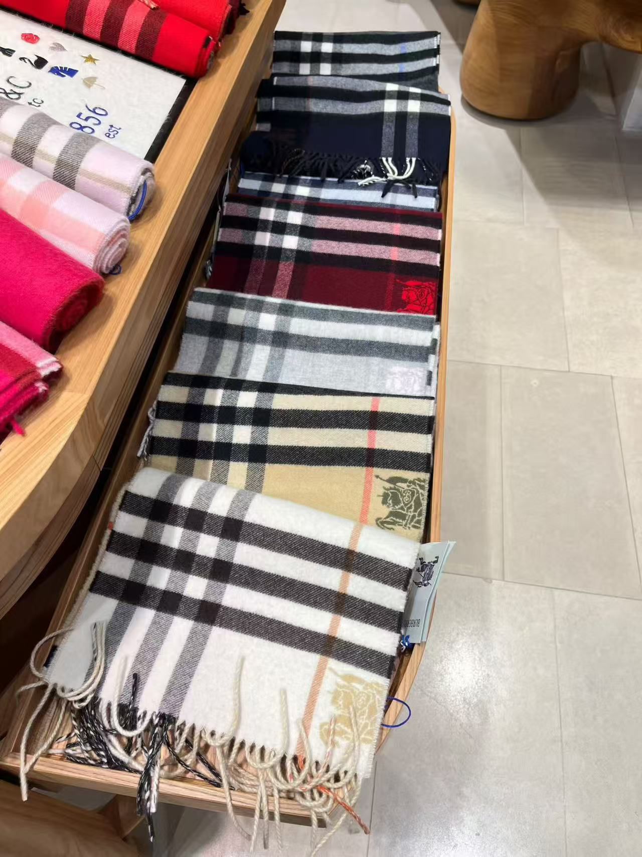 預購Burberry 專櫃雙面羊絨圍巾🧣