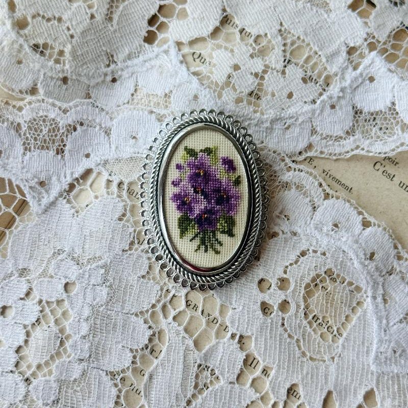 Vintage C.a. 1960s Silver Frame Forget Me Not Petit Needlepoint Brooch(MT2347)