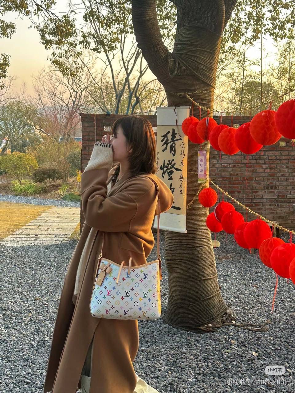 LV 白三彩 Carryall 👜✨ 这是那种—— 一背上街，别人会多看你两眼的包 🌈 白底三彩像把颜色撒进 Monogram 里， 樱花、熊猫跳出来那一刻， 整个包都在发光 ☀️ 不是甜腻，是很有态度的可爱。 Carryall BB 包型软软的、容量却很能装， 通勤不无聊，出游更加分。 蝴蝶结、链条点缀得刚刚好， 甜酷之间拿捏得很准。 如果你已经看腻普通老花， 那这只，就是春天给你的答案 🌸 📏 25 × 31 × 14 cm