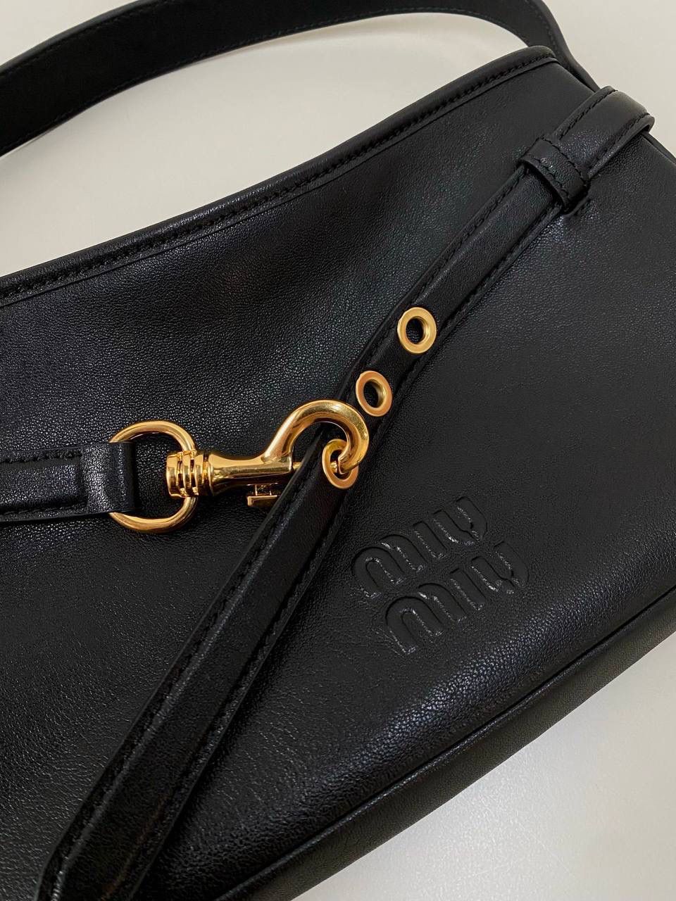 🈶黑色，小号 𝐌𝐢𝐮𝐌𝐢𝐮 𝐀𝐯𝐞𝐧𝐭𝐮𝐫𝐞腋下包 不得不说缪缪的美丽层出不穷！今年这只Aventure Nappa腋下包 看似平平无奇上身却意外好搭耐看 有点小复古又有点小机车， 就很值得夸赞一番 东西不用装太满，随性的褶皱感很戳心巴 自重非常轻，宽肩带设计一点都不溜肩容量空间也不错，日常东西都放的下 迷你iPai都👌🏻尊嘟人见人爱不带吹的！ 33×19×5cm #F0021m