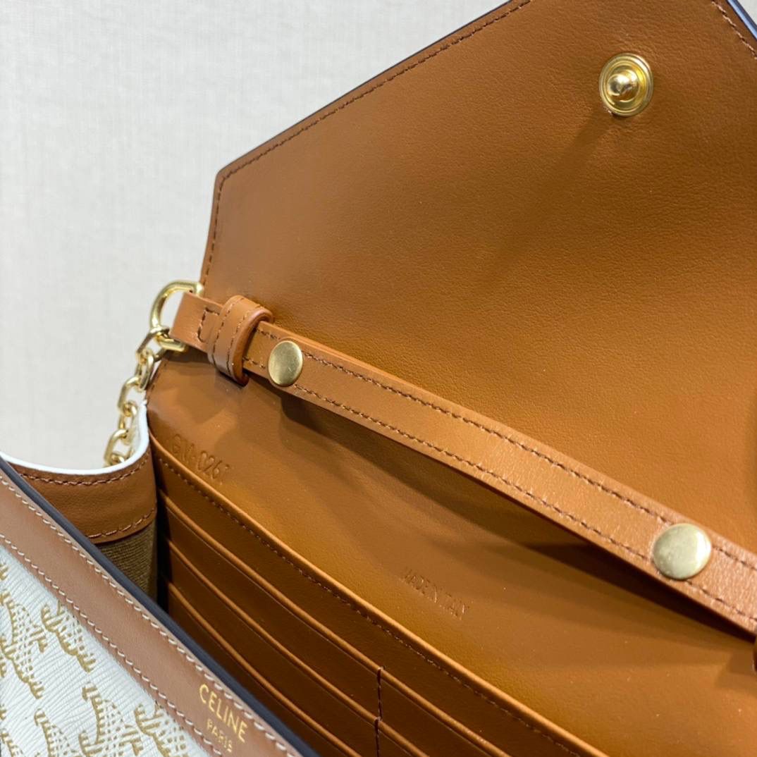 🔥大货实拍图 𝗖𝗘𝗟𝗜𝗡𝗘♥𝗠𝗔𝗜𝗟𝗟𝗢𝗡链条信封包 型号：10H422 尺寸：19.5*13*4cm 白色老花+棕边秋冬背都很好搭～重点是外层帆布，里层牛皮，很耐造！喜欢😍