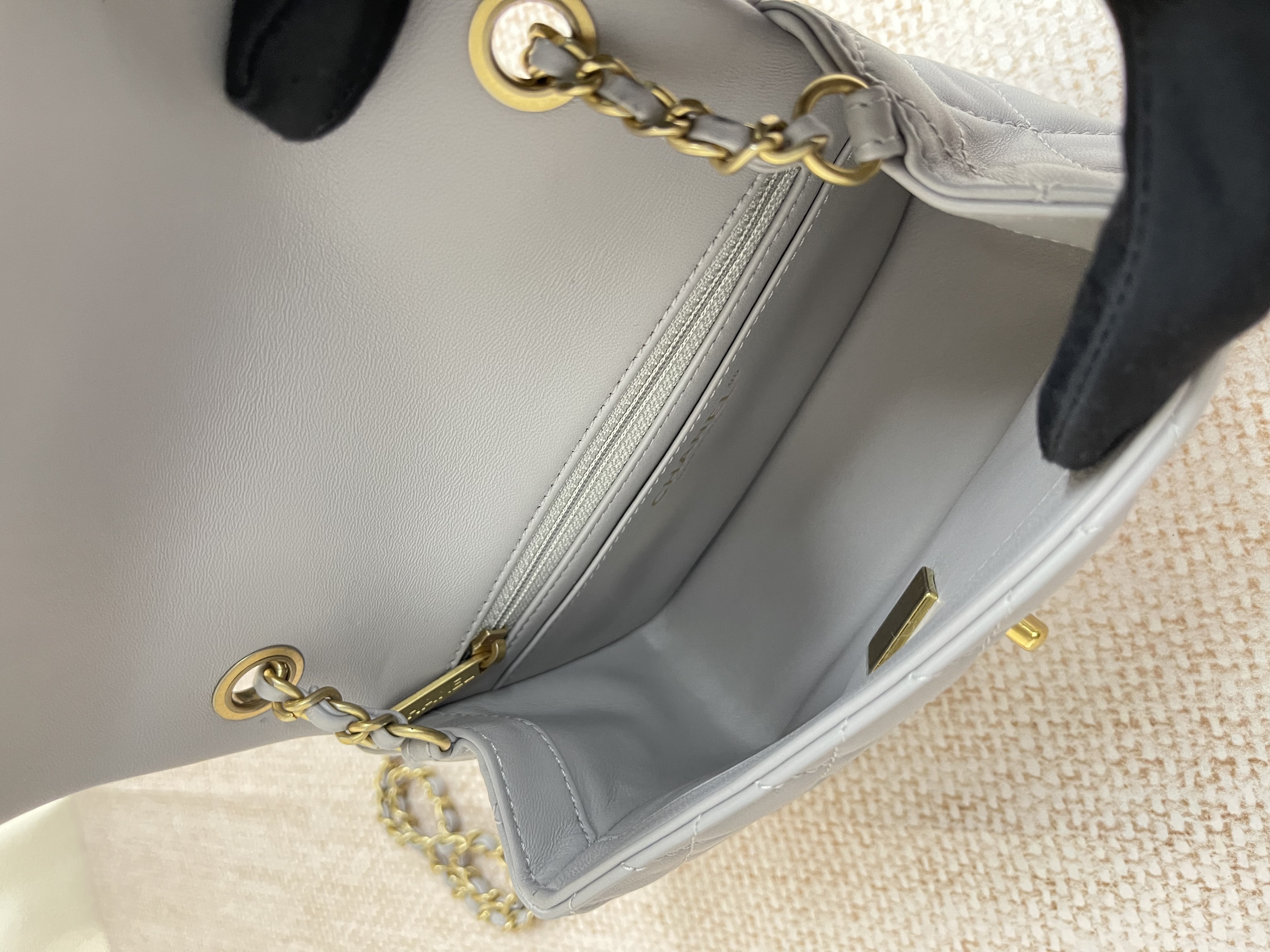 Pre-owned Chanel Square Pearl Crush / Product Code: 26042701
