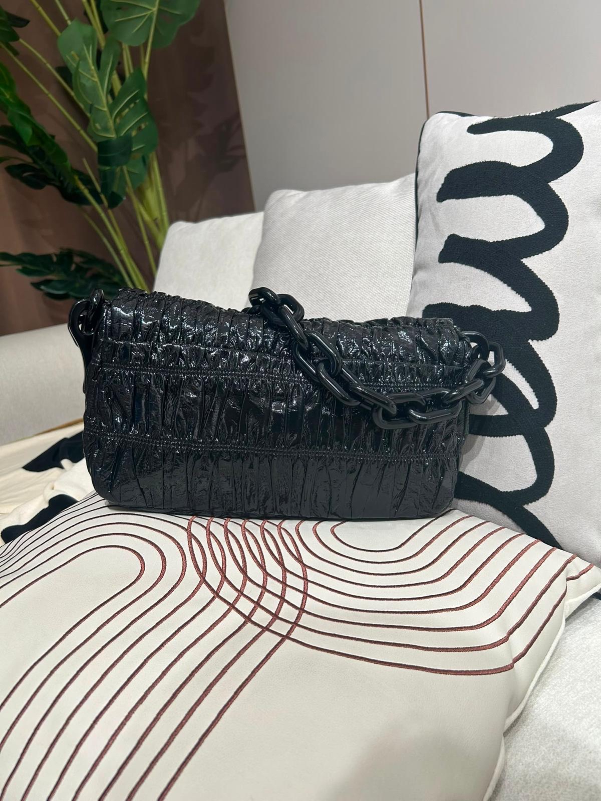 Prada So Black Shoulder Bag 油蠟皮 100%Authentic, 98%New ✅Dust bag