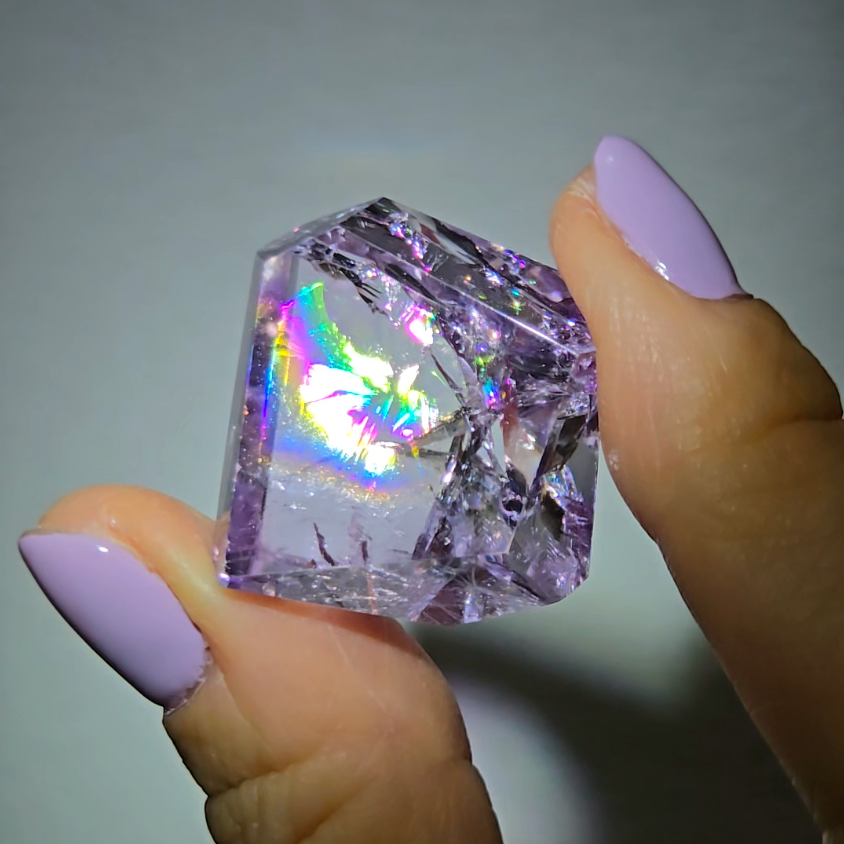 Amethyst pocket stone with rainbows and phantoms - AM82