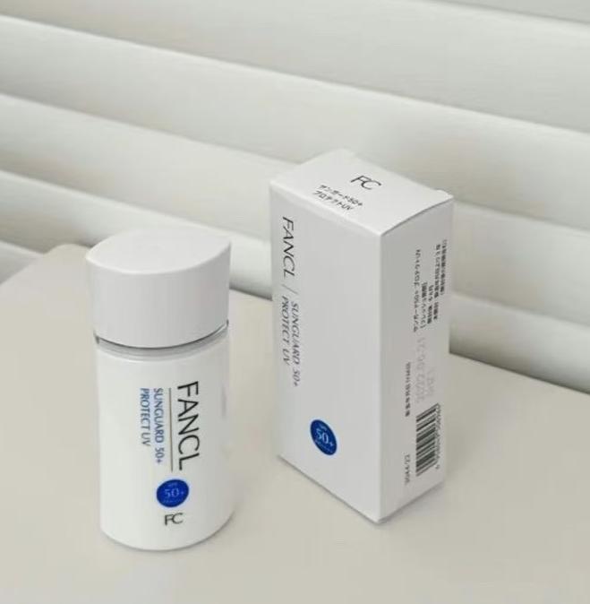 Fancl芳珂防曬60ml 孕婦，敏感肌首選防曬霜 這款防曬隔離SPF50+++ ，防水防汗不含防腐劑、完全無添加的防曬產品，防止肌膚曬黑長斑