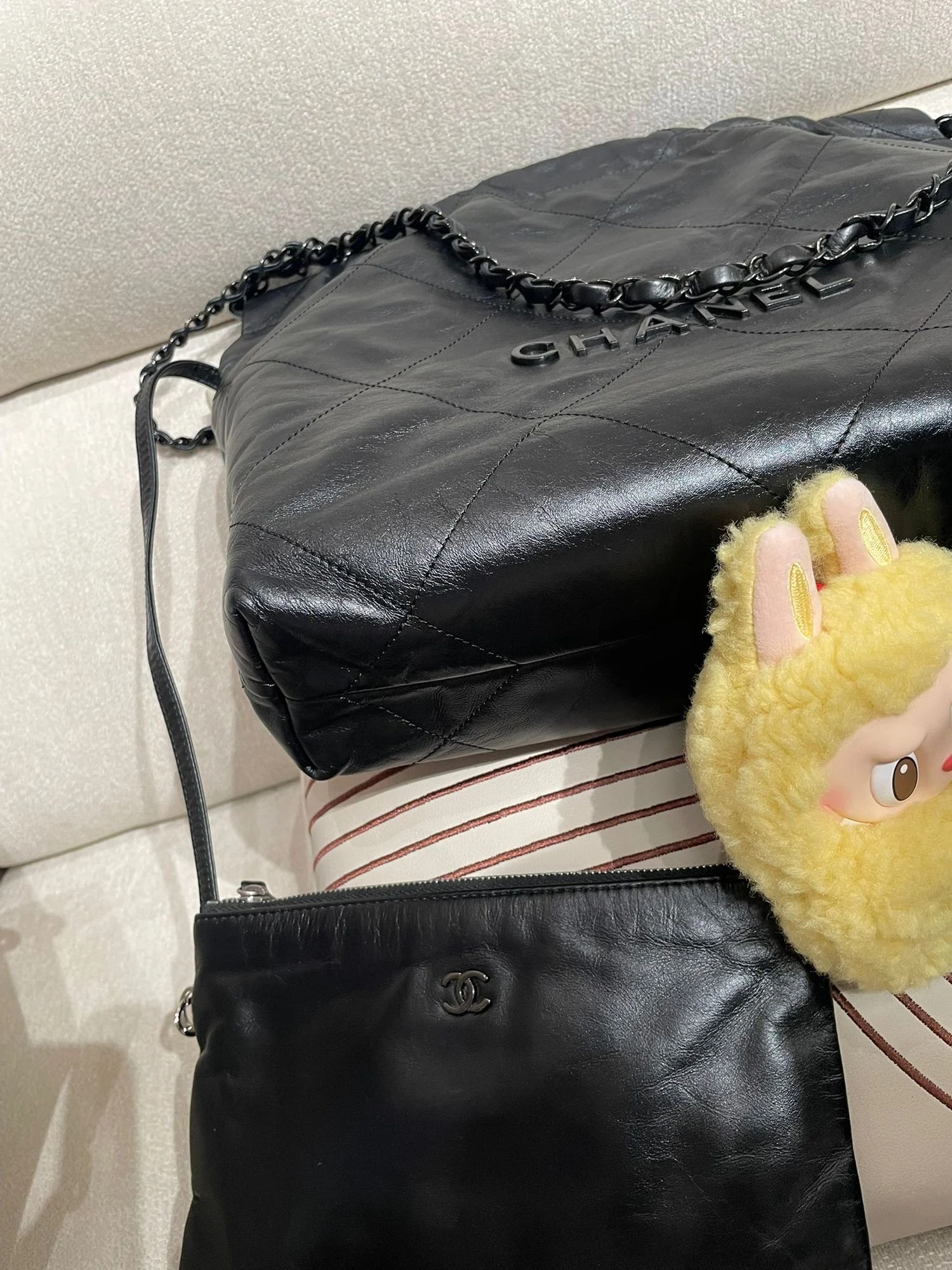 Chanel 22 small so black calfskin,100%Authentic, 95%new ，✅晶片✅Dust bag✅box