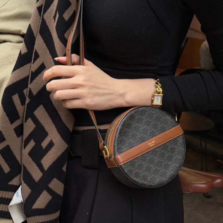 CELINE 🤍PRE OWNED Triomphe 凱旋門印花圓餅包 單肩斜肩包🤎