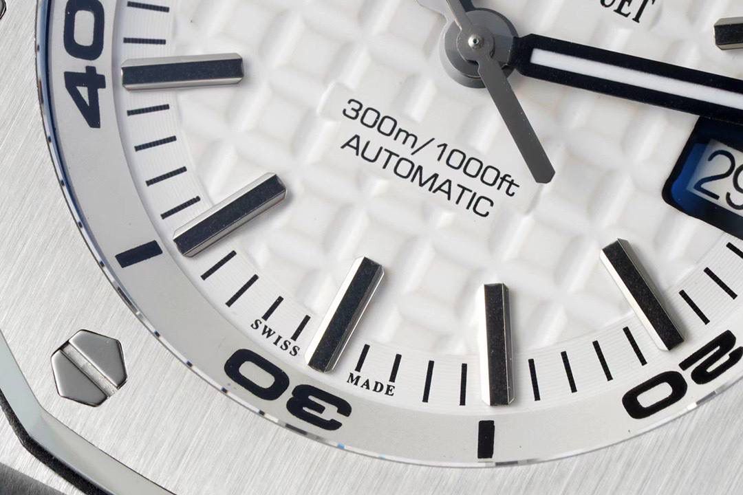 IPF打造经典——爱彼15710潜水之王！3120一体机芯，打造内在外在最强复刻 1.表壳采用多次打磨，只为了棱角数据吻合，材质触摸感觉一致； 2.最强机芯夹板打磨，特调色18K玫瑰金自动托颜色； 3.最人性化的可松动头粒缓冲区域，确保吻合原装设计； 4.最立体和最工整的盘面“饼干纹理”保证和正品一模一样： 5.最持久的夜光和对的最齐的内应刻度，IPF直击重点。 6.采用原装一致的装配结构，做到细微一致！ 7.最接近原装的指针，切面锋利整齐无毛刺； 8.最接近原装日历放大镜，通透性市面最强； 9.最强蓝宝镜面通透感官，并镀有防眩晕增透镀膜； 最最主要的机芯：采用一体AP.CAL.3120机芯，功能稳定，动力储存原装一致的41小时，外观一致！潜水之王，重新归来！