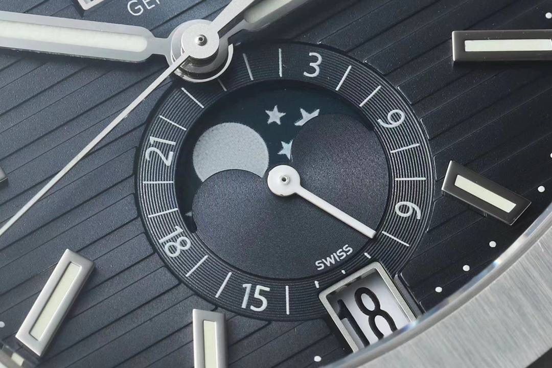 新晋 “钢王”百达翡丽Ref.5726/1A Nautilus系列年历腕表正式上位！😍🌟🔥鹦鹉螺全系列一贯设计的旋窗造型表壳，PPF与正品工艺一致的采用锻纹修饰和抛光工艺处理构成鲜明对比，1:1还原了正品每个细节。盘面深邃蓝色并装饰有水平横纹浮雕图案颜色从中央向四周扩散，星期月份双视窗和日期窗黑字白底辨识度高，24小时显示盘附带月相十分高雅，整体给人的感觉是独特又优雅，是最美的鹦鹉螺之一。背面蓝宝石镜面，搭载PPF独家研发的324S QA LU 24H/303自动一体机械机芯，21K的大金陀让上链效率更高，红宝石轴承日内瓦纹下方的鱼鳞纹精致无比，机芯打磨依旧是业内标杆级别。作为PPF首款年历腕表能正确辨别出大小月，每年只需要在3月1日调节一次日期即可。