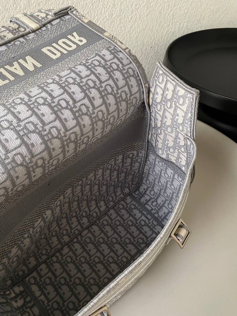 🈶岩石灰大号 𝗗𝗜𝗢𝗥 𝗢𝗯𝗹𝗶𝗾𝘂𝗲经典邮差包 呼声需求最高！这颜值众人一眼必入手，太好看了呀❕设计师真的太厉害，全新灰色系列已经俘虏了忠粉的火热反响！一见钟情一点也不夸张，超级爱～ size：27×28×11cm #M928m