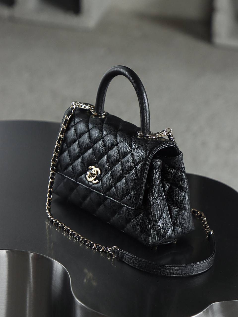 Coco Handle小號鑒定版👜 一包一碼 支持全球鑒定查驗身份證原廠專G Hass皮料過關清單資料可査詢 Coco Handle從1983年誕生到現在，銷量一直穩居榜首。 圓形手柄配上單肩鏈條，是這個包最出彩部分，背在身上優雅，提在手上復古，包多個隔層口袋設計，很人性化！ 五金：全鋼淺金扣 皮料：Hass原廠小球牛皮 尺寸：14*24*10cm