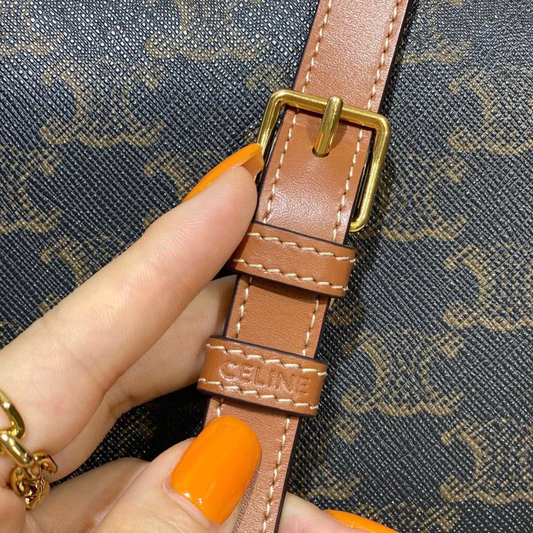 🔥大货实拍图 𝗖𝗘𝗟𝗜𝗡𝗘 ♥ 𝗧𝗥𝗜𝗢𝗠𝗣𝗛𝗘 𝗖𝗔𝗡𝗩𝗔𝗦 𝗙𝗢𝗟𝗖𝗢 马鞍包在IT Bag的世界里总是占着一席之地，经典百搭 经得起时间的推敲，被喻为行走的气质神器 ，FOLCO流畅圆润的包身线条和凯旋门老花设计搭配老式旅行箱开口扣，让人轻松get俏皮复古摩登的画报女郎。 型号：191502 尺寸：18*17*6.5cm