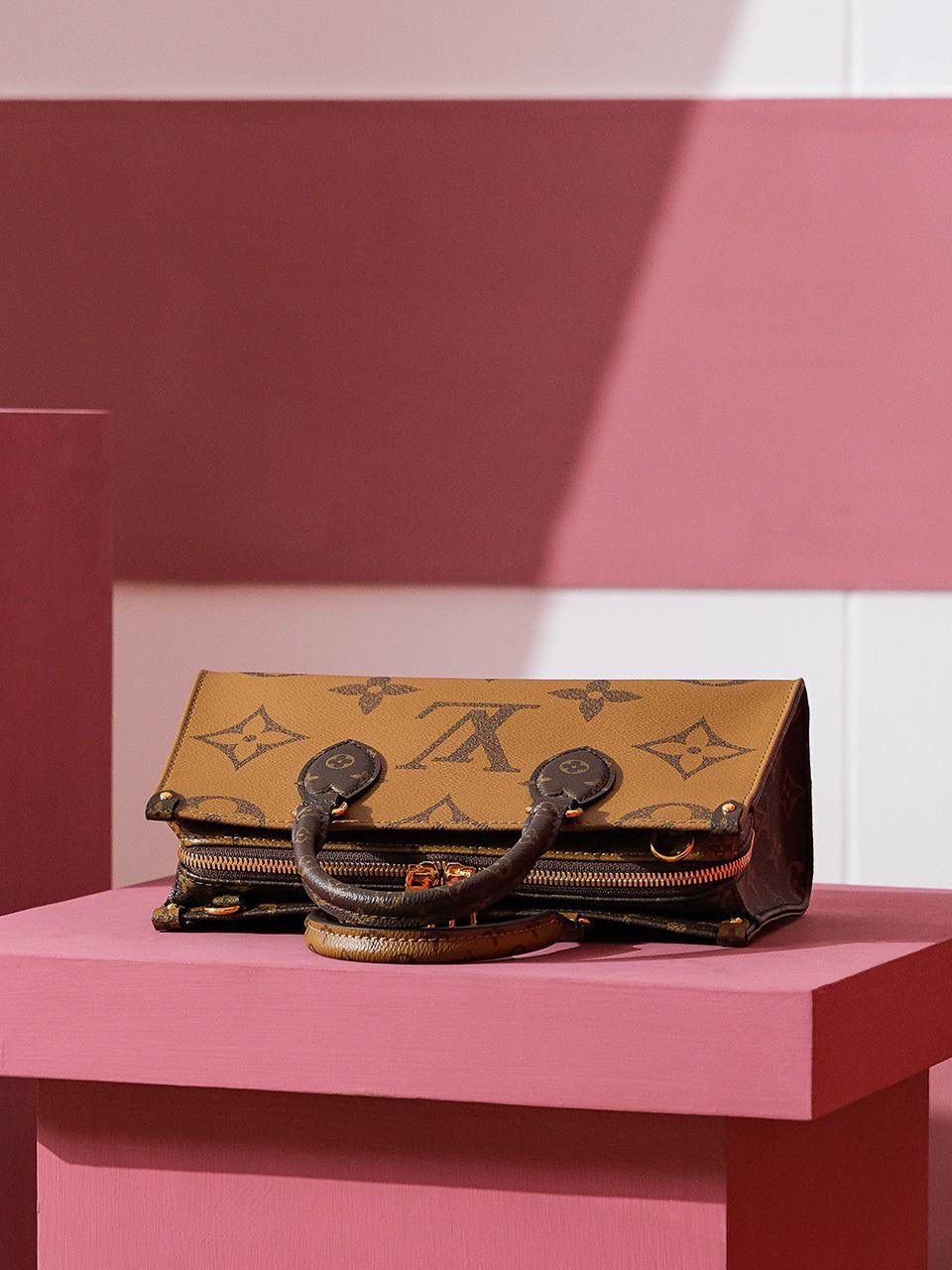 𝙤𝙣𝙩𝙝𝙚𝙜𝙤🄴🄰🅂🅃 🅆🄴🅂🅃👜✨ 尺寸：25*13*10 𝐜𝐦 ■ 焕新演绎𝐄𝐀𝐒𝐓 𝐖𝐄𝐒𝐓 充裕构型，又将迎接一场时尚潮流风波！𝐨𝐧𝐭𝐡𝐞𝐠𝐨的设计简洁时尚，符合所有日常出行的各种不同场合，又具有足够空间容纳日常所需，缩小的包身和五合一的肩带搭配 妥妥减龄 少女感满满！🎀 不仅在肩带上做了改变，还附带小零钱袋 让整个包型更加灵动！