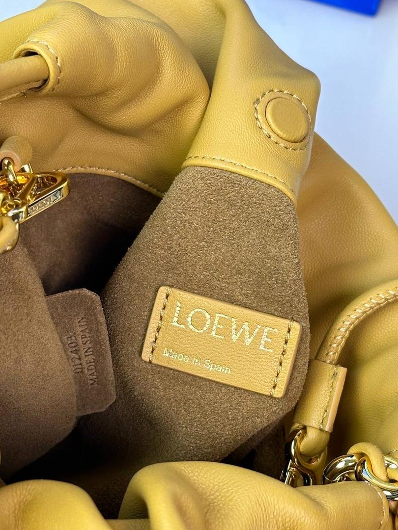 🎈中号链条款𝙁𝙡𝙖𝙢𝙚𝙣𝙘𝙤 𝙋𝙪𝙧𝙨𝙚羊皮 ——【沙漠黄】 尺寸：𝟯𝟬-𝟭𝟬.𝟓-𝟮𝟬𝐜𝐦 编码：012403 👉🏻延续福袋收缩绳褶皱设计，羊皮包身手感细腻柔软❤️ 👉🏻链条肩带➕皮肩带的双肩带设计，时尚百搭，给足了集美们多样化的选择。肩带可拆卸可调节，磁扣开合，正面烫金𝙇𝙤𝙜𝙤，呈现出高贵典雅的视觉感😍 👉🏻独家背景➕独家品质➕独家全套砖柜礼盒套装，市场高端品质皆在我手✌🏻