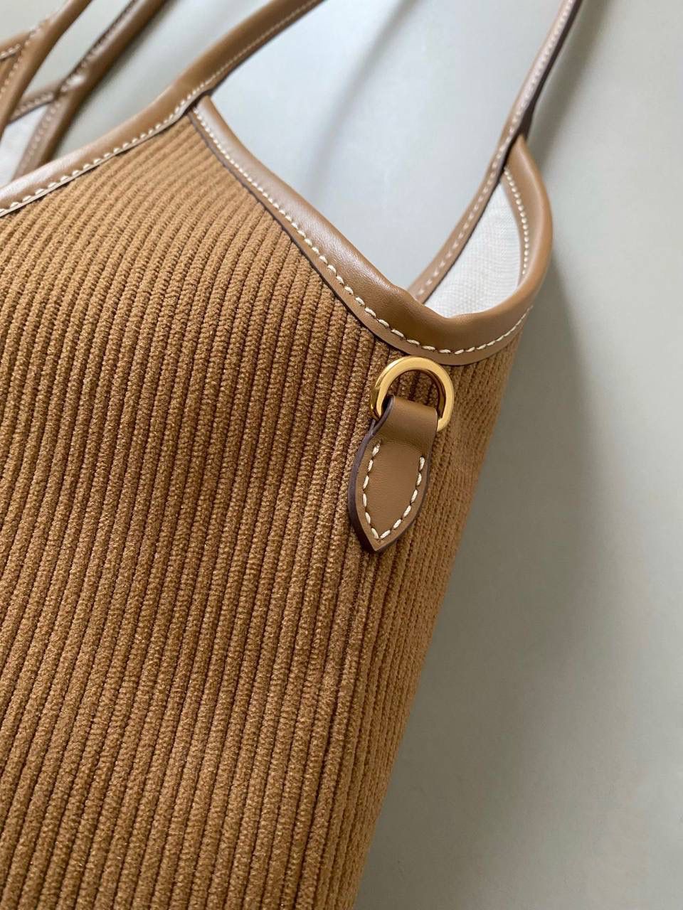 🈶肉桂色 𝗠𝗶𝘂𝗠𝗶𝘂 托特，大爆款 火爆全网miu系灯芯绒来啦！ 软绵绵质感，秋冬季的断货王！！ 它的质地厚实结实却又柔软舒适 是时尚界中不可或缺的百搭单品了 超大容量更不用多说，挺阔感满分 整体非常慵懒惬意，真的做到好看 好背 好用 35×40cm #F0110m