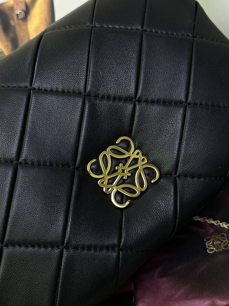 👉🏻小号羊皮【𝘗𝘶𝘧𝘧𝘦𝘳 𝘎𝘰𝘺𝘢】 —黑色🖤 编码：262122 尺寸：𝟐𝟎-𝟔-𝟏𝟑𝐜𝐦 ❤️采用轻柔纳帕小羊皮，经过裁剪、缝制和手工编织制成，内里一个主要隔层和一个拉链口袋，磁扣开合。 ❤️配有可拆卸可调节的皮革带子。可肩背或手拿。