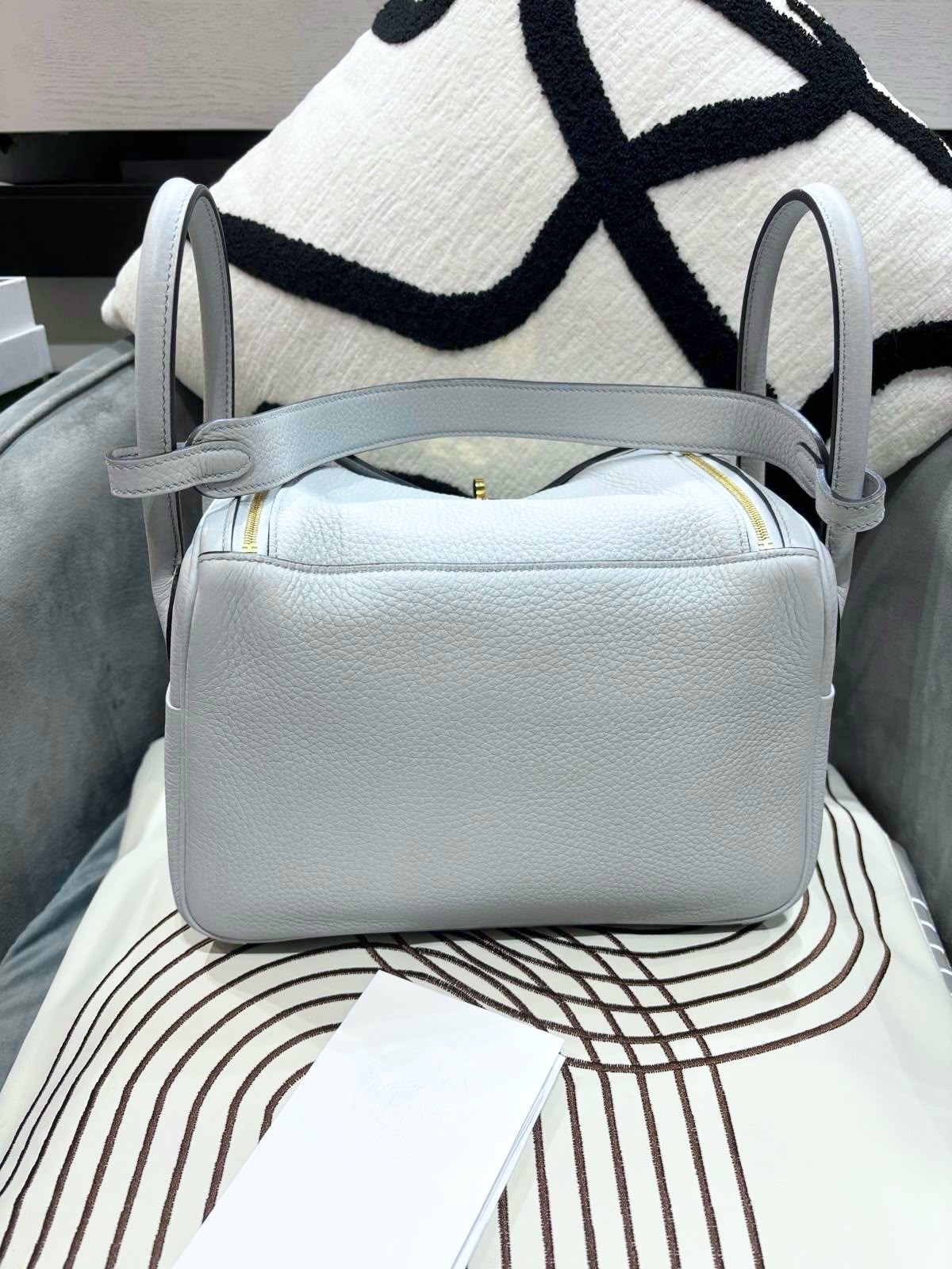 Hermes Lindy 26 Stamp W Blue Pale 聖杯藍 100%Authentic, 98%New ✅專門店收據✅Dust bag✅Box