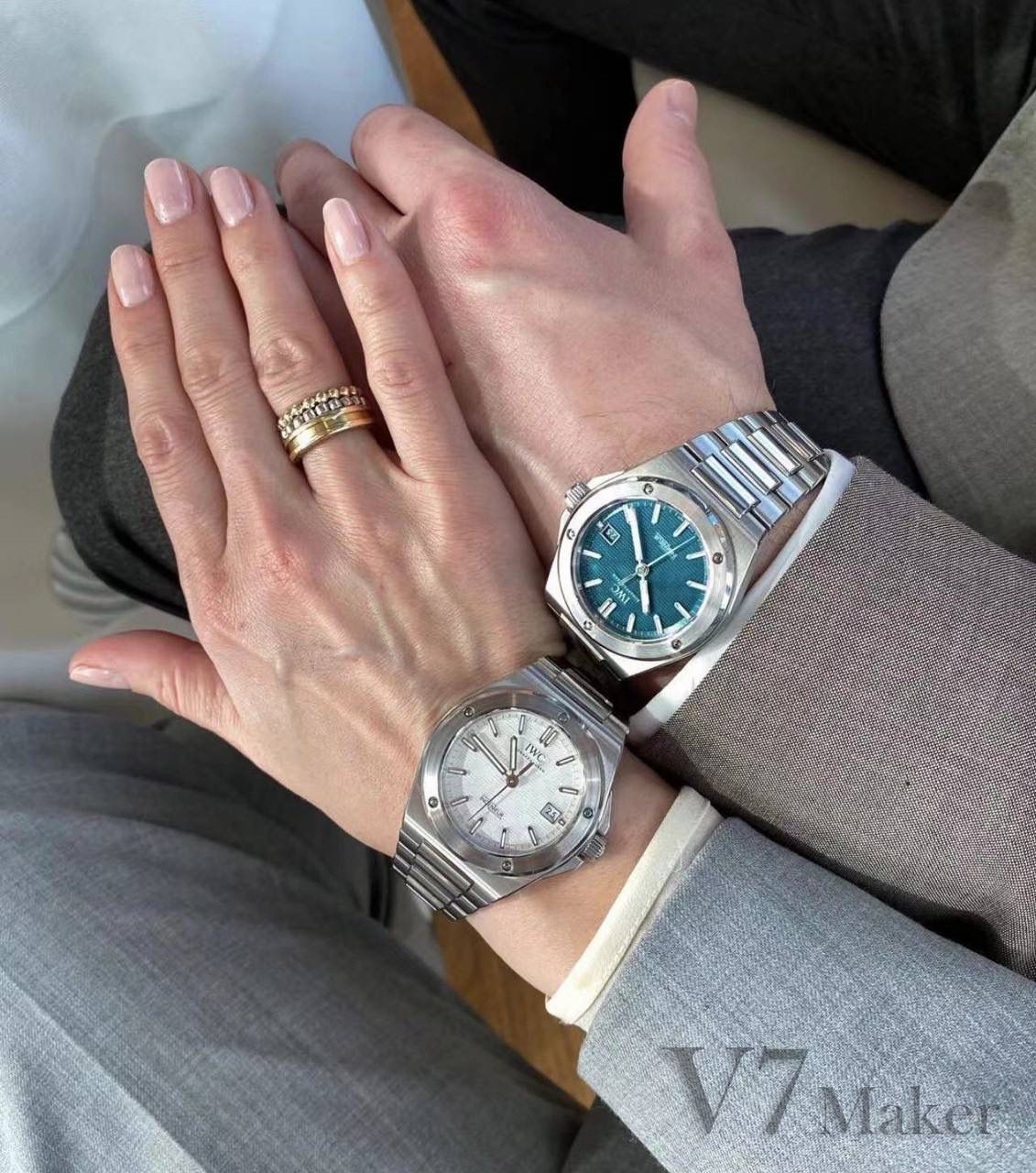 新作最特别之处在于表盘再现原版 Ingenieur SL 使用的「网格」饰纹，制作时需要在铁质表盘底座上冲压形成凹雕纹路，再经过镀锌处理。该图案由相互垂直的细线组成，压印于软铁坯件后再经电镀工艺处理。该图案覆盖整个表盘内部区域，而环绕分钟刻度的表盘外部区域仍然保持光滑。IWC标识的比例及其在表盘上的位置经过精心调整，可以确保它与“网格”图案严密对齐。涂覆夜光材料的时标确保在夜间依然清晰易读 表盘采用大三针布局，时标和秒针同样回归了70年代的造型，3点为日历窗，6点则是「INGENIEUR」标志。