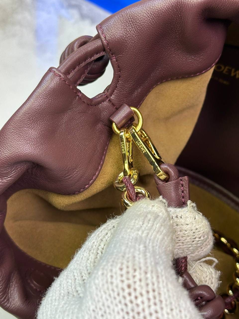 🎈链条款𝙁𝙡𝙖𝙢𝙚𝙣𝙘𝙤 𝙋𝙪𝙧𝙨𝙚水桶羊皮 ——【酒红色】 尺寸：𝟑𝟐-𝟏𝟕-𝟐𝟒𝐜𝐦 编码：062406 👉🏻延续福袋收缩绳褶皱设计，全新推出水桶造型，羊皮包身手感细腻柔软❤️ 👉🏻链条肩带➕皮肩带的双肩带设计，时尚百搭，给足了集美们多样化的选择。肩带可拆卸可调节，磁扣开合，正面烫金𝙇𝙤𝙜𝙤，呈现出高贵典雅的视觉感😍 👉🏻独家背景➕独家品质➕独家全套砖柜礼盒套装，市场高端品质皆在我手✌🏻