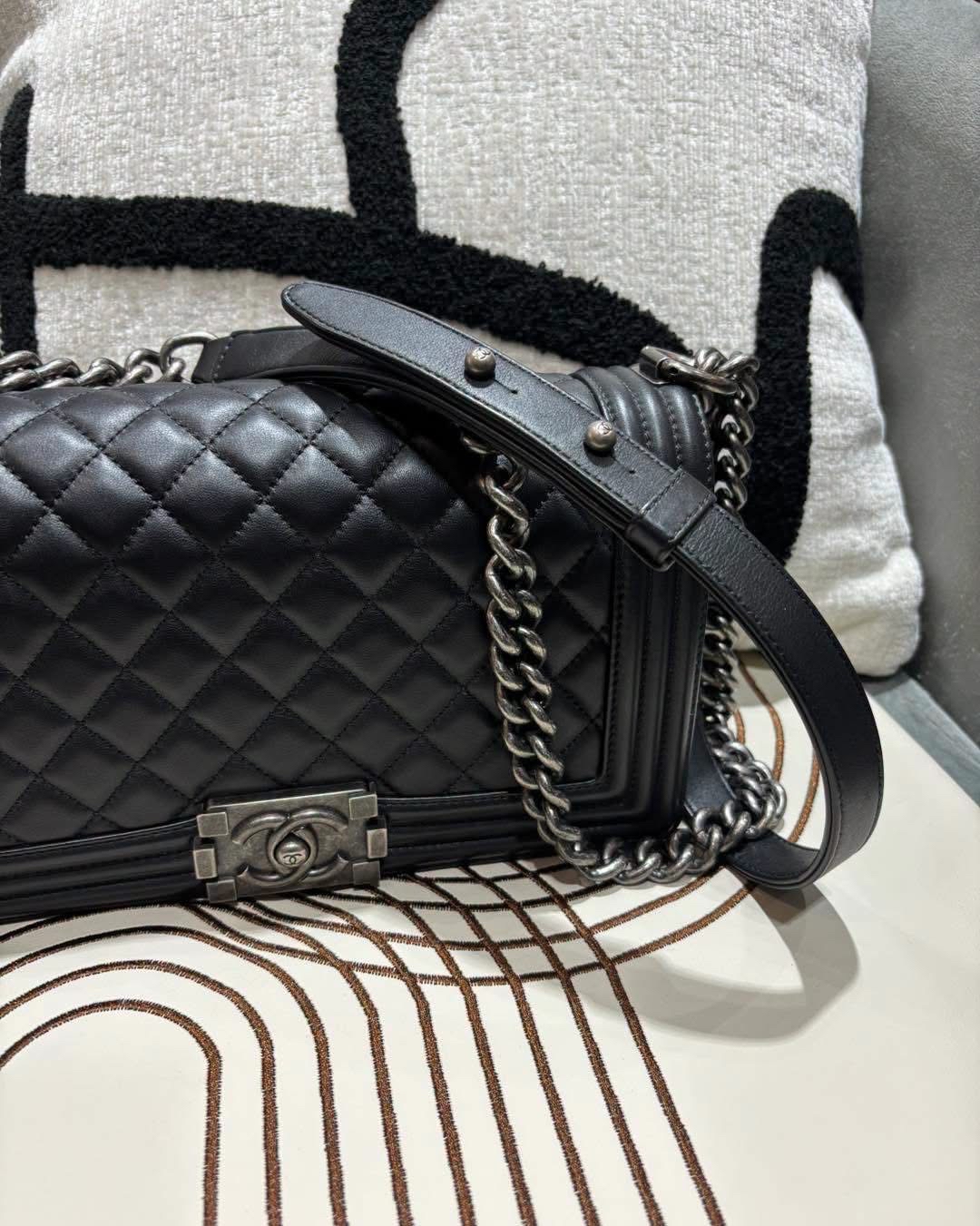 Chanel boy Chanel medium 25cm  100%Authentic,98%new ✅27card ✅dust bag ✅box 