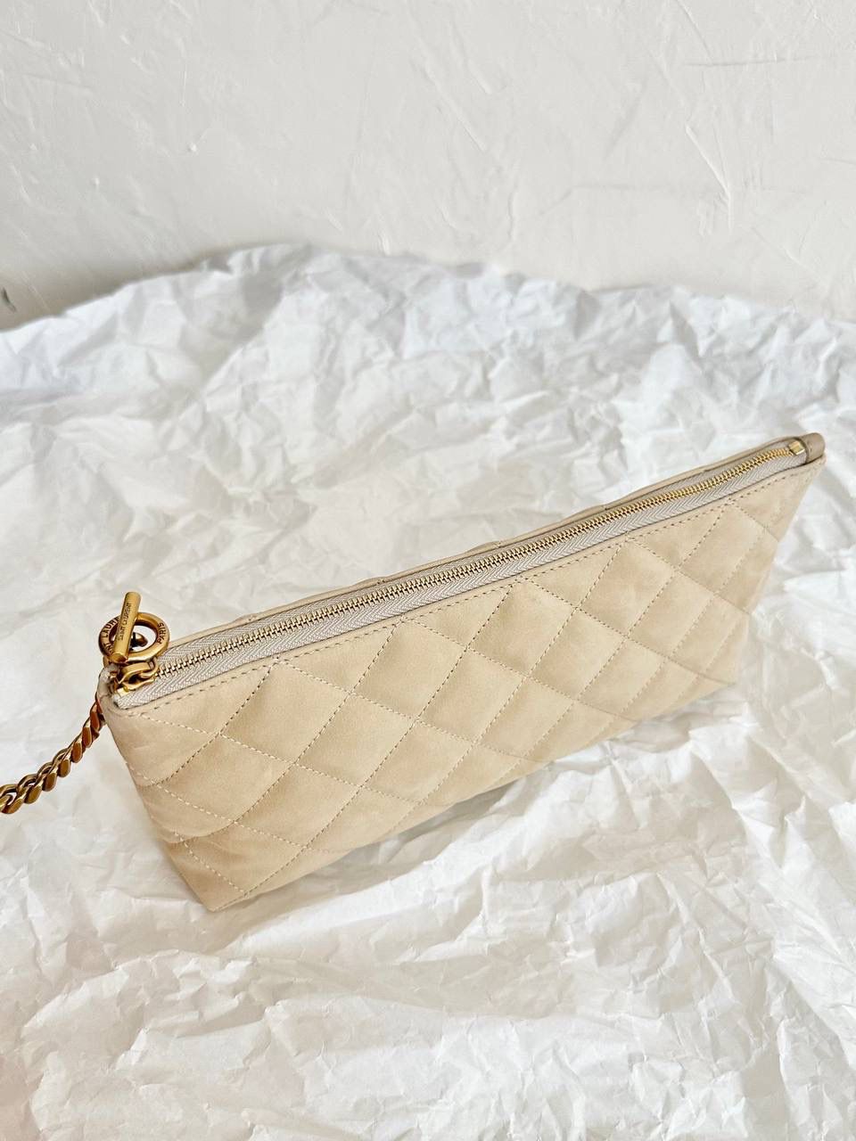 销量王🔥 ys1 Icare bag超大tote绒面奶油白 超级爆款出新色啦 它没有像普通款式那样直接用白色 而是用的奶黄色的奶油白 而且！换了绒面的小牛皮(非羊皮) 超夸张的大logo很酷，奶油白又很嗲 这个更换很有意思～～ 我觉得它的出现真的很及时 现在女性的觉知，大女人的一面被唤醒 是时候需要这么一个大包来向世界宣判个性与独立了！