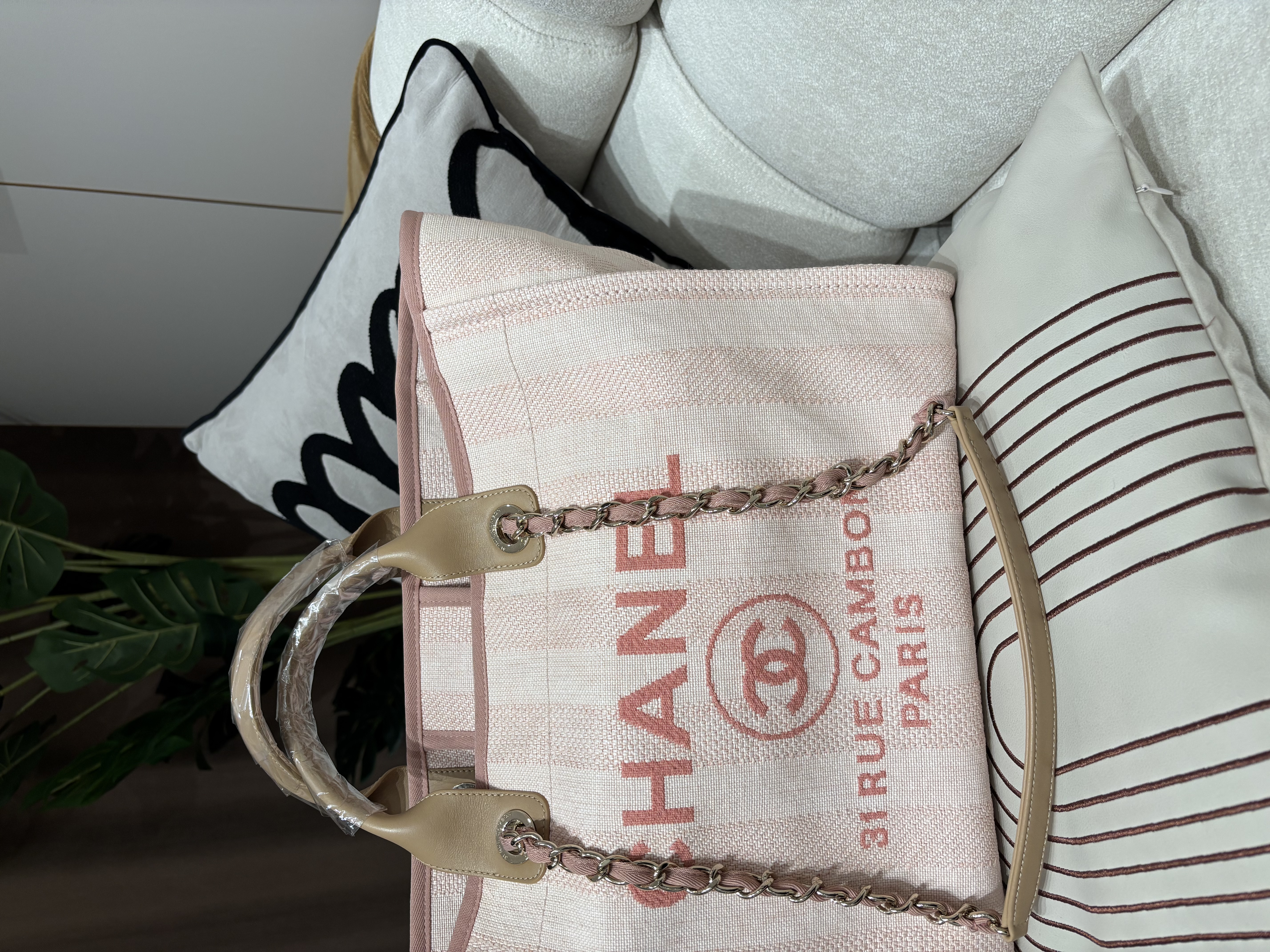 Chanel deauville tote bag with handle 100%Authentic,98%new ✅專門店收據✅29 card✅dust bag