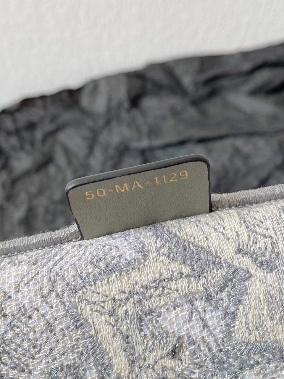 🈶灰老虎，中号 𝗖𝗗 𝗕𝗼𝗼𝗸 𝘁𝗼𝘁𝗲丛林系列购物袋 全手工立体刺绣 凹凸有致 浓厚的复古艺术气息简直是行走的艺术品 🤍 超大容量更是吹爆它 ‼️ 特别适合想把整个家带出门的姑娘 妈咪袋 公文包 旅行出游好帮手 🤟🏻❤️‍🔥 时髦精凹造型必须拥有 36×27×16cm