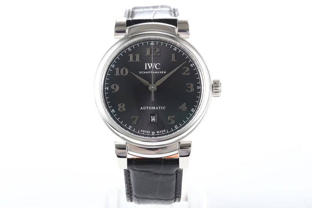 IWC达文西系列 【温文尔雅 表中典范】MK万国新款腕表——达文西356601横空出世。尺寸40毫米X10毫米 柔软耐用的ITALY小牛皮表带配合传统式精钢表扣，最大限度满足了舒服贴手的体验。【表壳】每一个浑圆型的表壳都经过mk制表师专心致志的打磨，可移动式表耳使表带更加贴合手腕。两者配合使腕表产生独特的复古魅力。【表盘】铜制的表盘加入镀银的工艺 mk探索正品工艺不断挖掘原装技术本源。每一个阿拉伯刻度都由mk制表师镶贴而上，体现其精湛的技艺。字面上的logo印刷采用于原装一样的浮雕式印刷工艺，美轮美奂且富有立体感。【机芯】采用优雅纤薄的海鸥2892自动上弦机芯，具备逆时针调试日历的功能（吻合正品）我们精心制作出万国表独特的外观魅力，更是追求复刻其内在的灵魂。