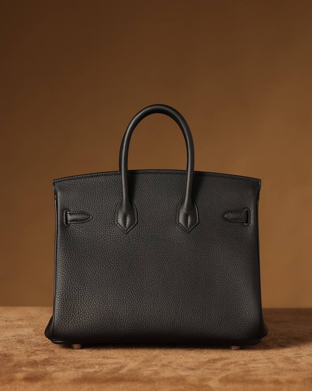 Hermes 爱马仕 Birkin25cm 黑色金扣👜✨ Birkin 独家渠道货 独家欧洲原厂皮原厂五金组装的ZP尾单货 尺寸：20 X 25 X 13CM 尺寸：22 X 30 X 16CM Birkin我们采用的是进口原厂Togo真皮，什么是Togo皮呢？ Togo皮：最经典的Birkin用皮。表面是均匀的颗粒状，类似荔枝纹，有光泽。皮质较硬，容易保持包包的形状，相对较轻，触感比较柔软，耐磨耐用； 我们用的是纯原、原厂皮就是和原版专柜一样的皮！