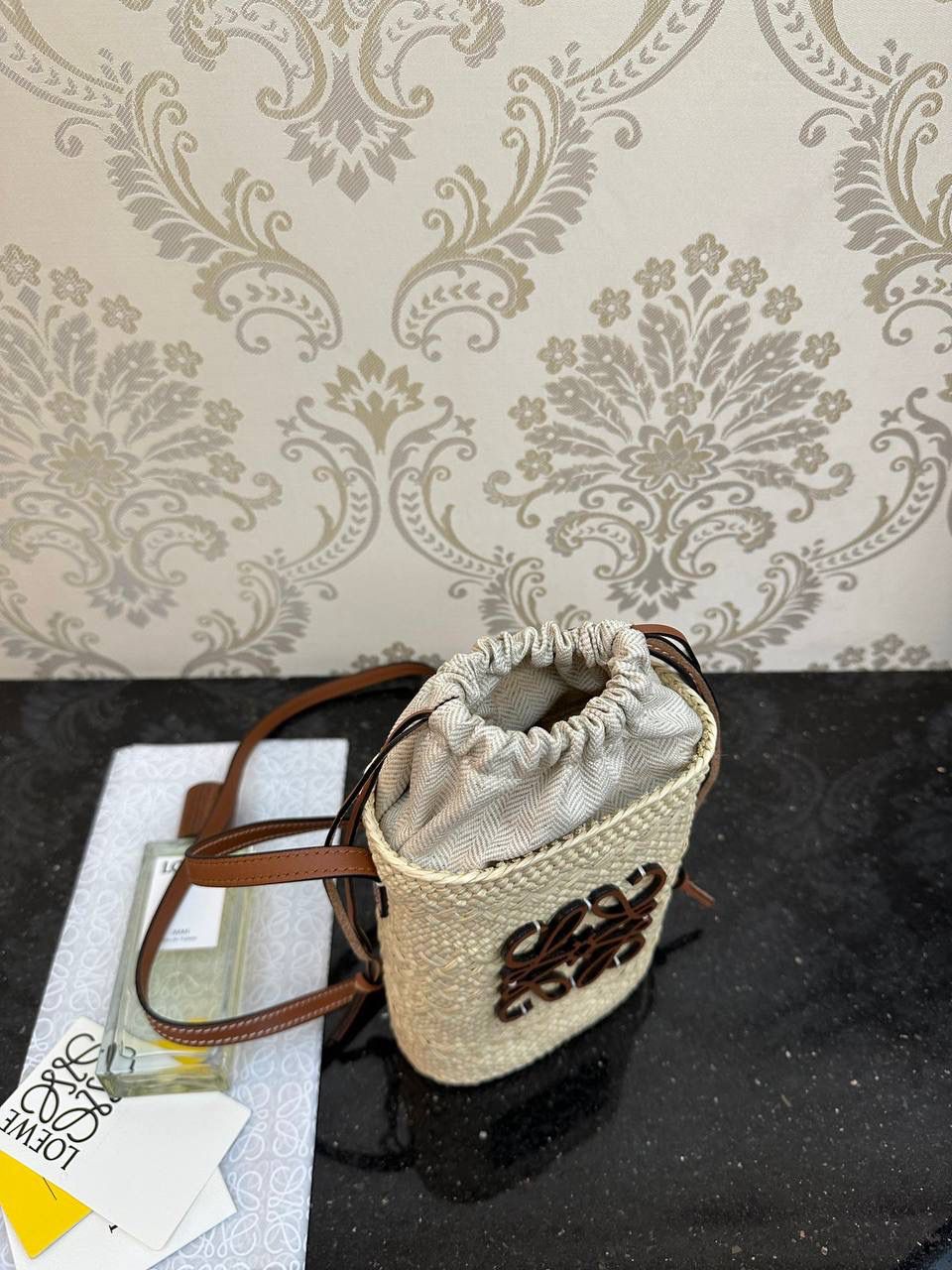 𝑨𝒏𝒂𝒈𝒓𝒂𝒎 𝑩𝒂𝒔𝒌𝒆𝒕 🥇草编手机包📱 面料：进口棕榈纤维/牛皮 颜色：原色/棕褐色 编码：522313 尺寸：14-6-22.5cm （下单须知：‼️由于天然纤维材料特别，日照时间长短不同，颜色会略有变化，纯手工制作，每个包的尺寸也会所不同‼️） ✅传统篮子手袋，带有经典手工编织包身 管状牛皮带子，Anagram压纹，天然进口棕榈纤维制成，纯手工编织成型 ✅搭配一条牛皮长肩带，人字纹帆布内里抽绳设计，容量超大，斜挎单肩皆🉑️