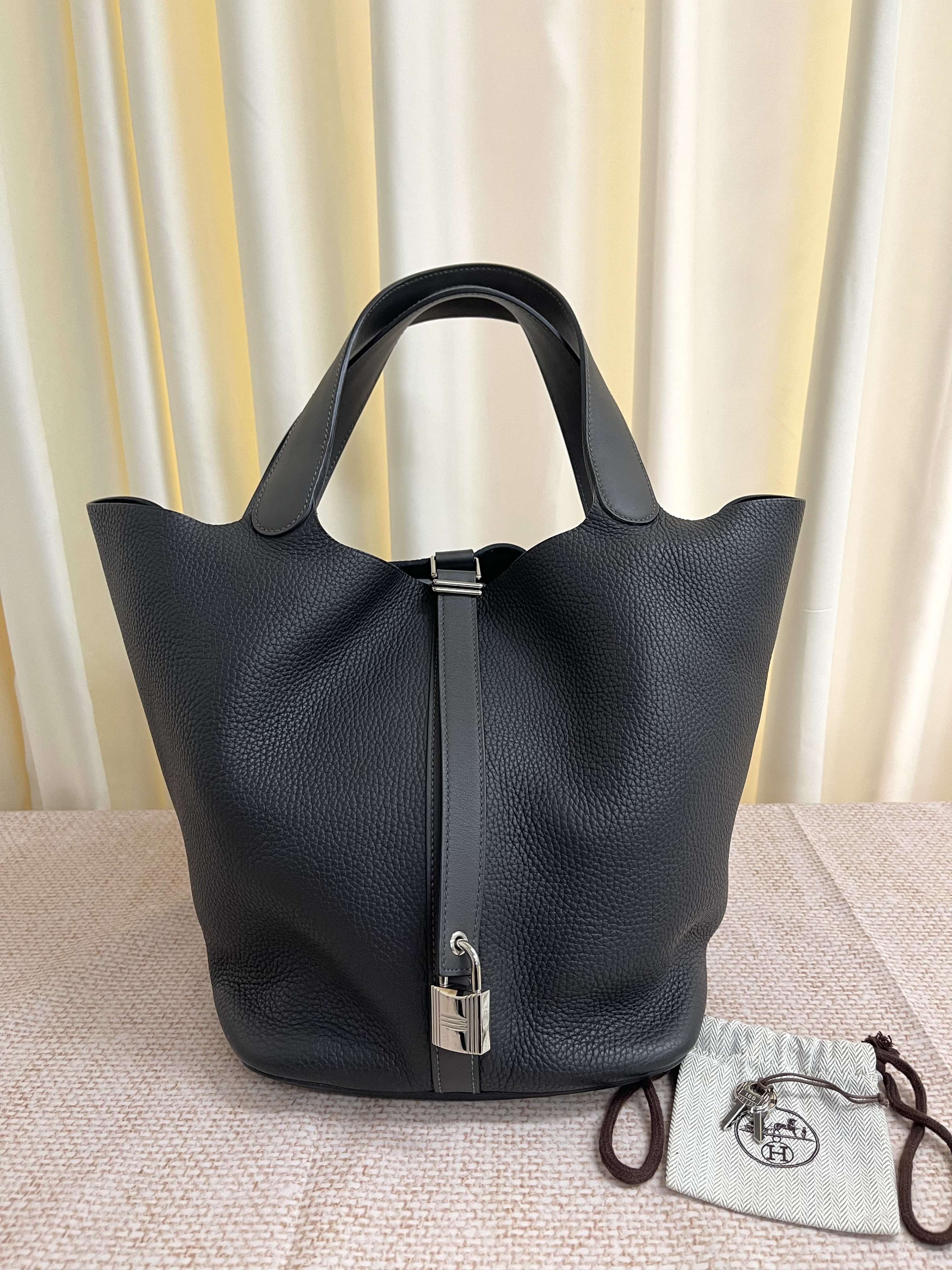 Pre-owned Hermes P26 / Stamp square R/ Product Code: 26020401