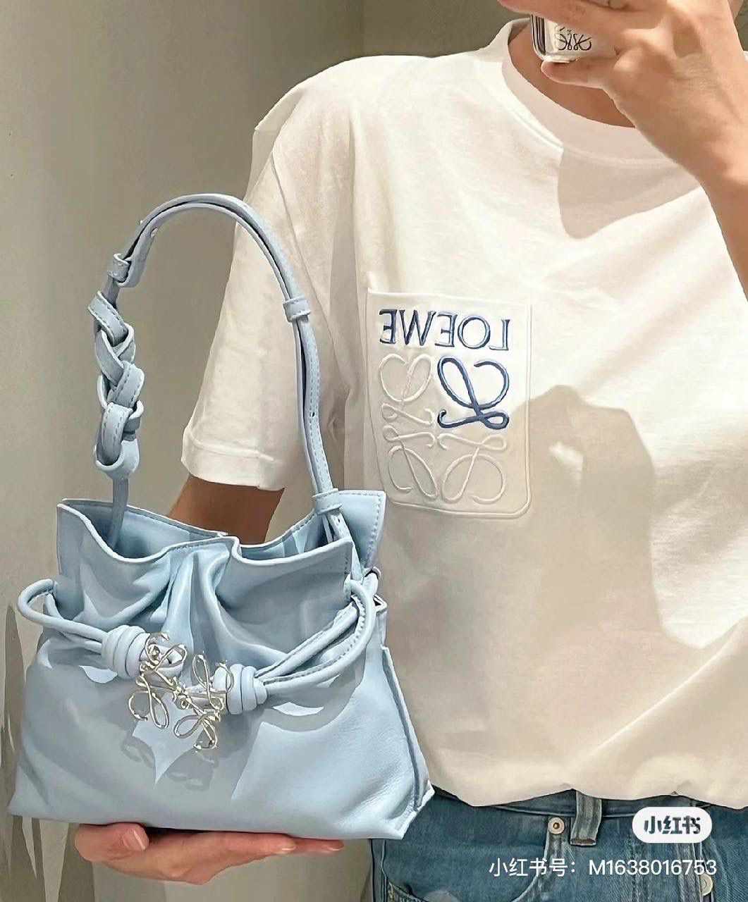 Flamenco clutch-NEW ✦迷你✦ 尺寸：𝟐𝟐.𝟓-𝟏𝟖-𝟗𝐜𝐦 型号：052030灰蓝色 ❤️mini flamenco clutch bag 可手拿亦可优雅斜挎 云朵般温暖亦轻盈的造型如此简单，💯耐看💯不会out的款式！ ❤️包袋采用进口小牛皮，手感如羊皮般细腻柔软，却比羊皮更加结实耐用，麂皮内衬 ❤️品牌标志性绳结设计，收紧袋口就是小福袋造型，超Q，看着不大实际超会装😇